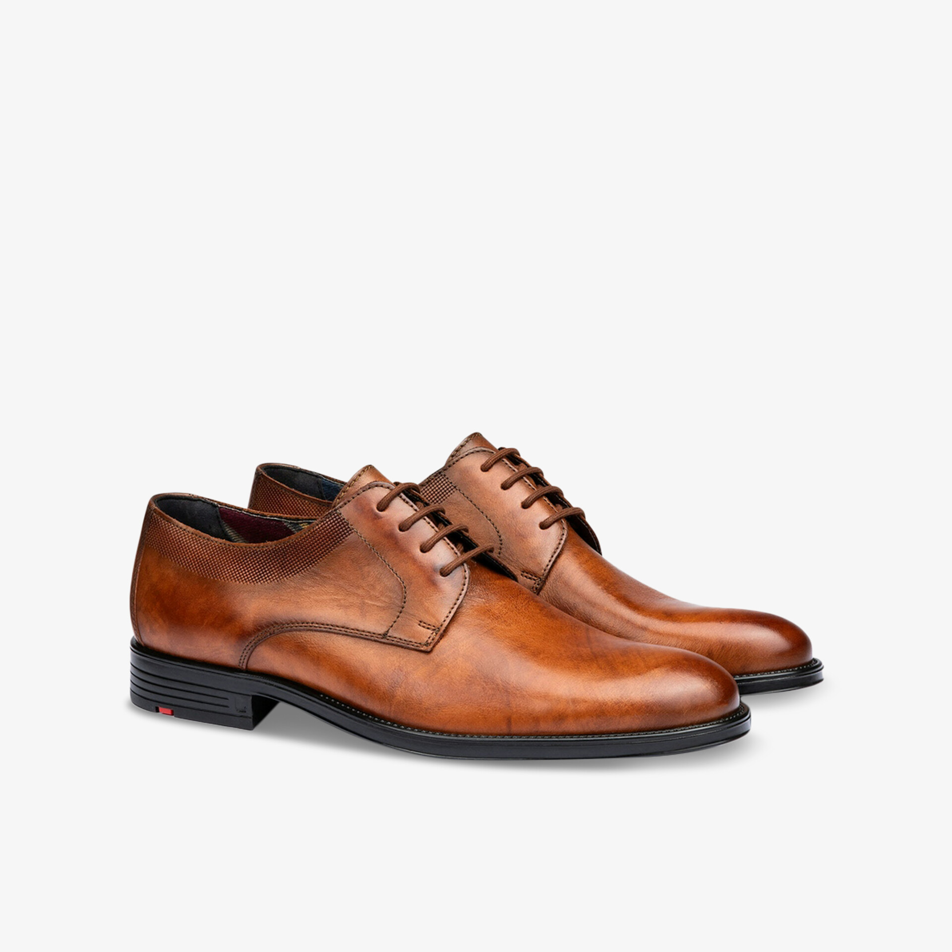 Elegante braune Lederschnürschuhe mit glänzender Oberfläche und klassischem Design, bequem und robust gefertigt