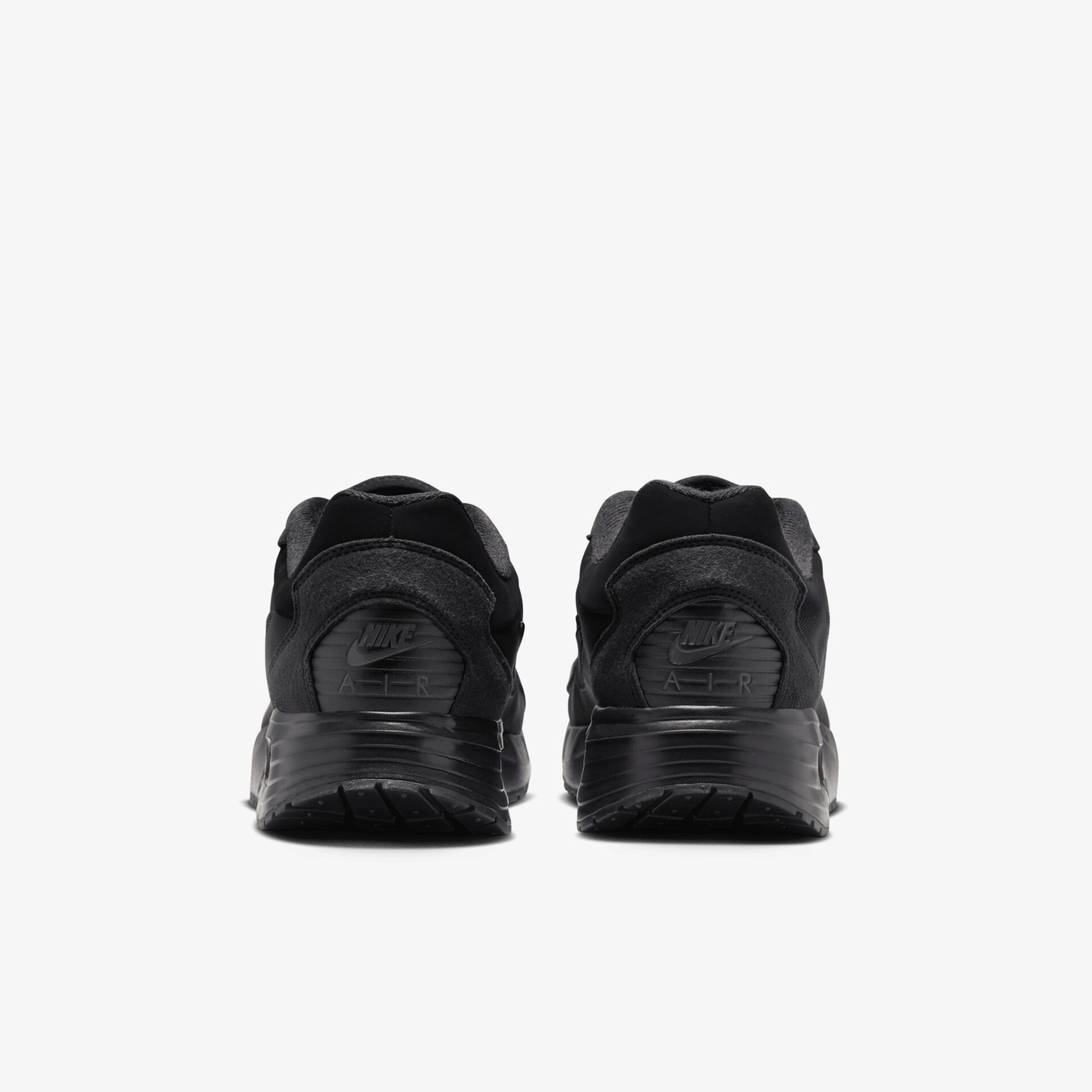 Robuste schwarze Sneaker in klarer Rückansicht, sportlich und bequem für den täglichen Einsatz.