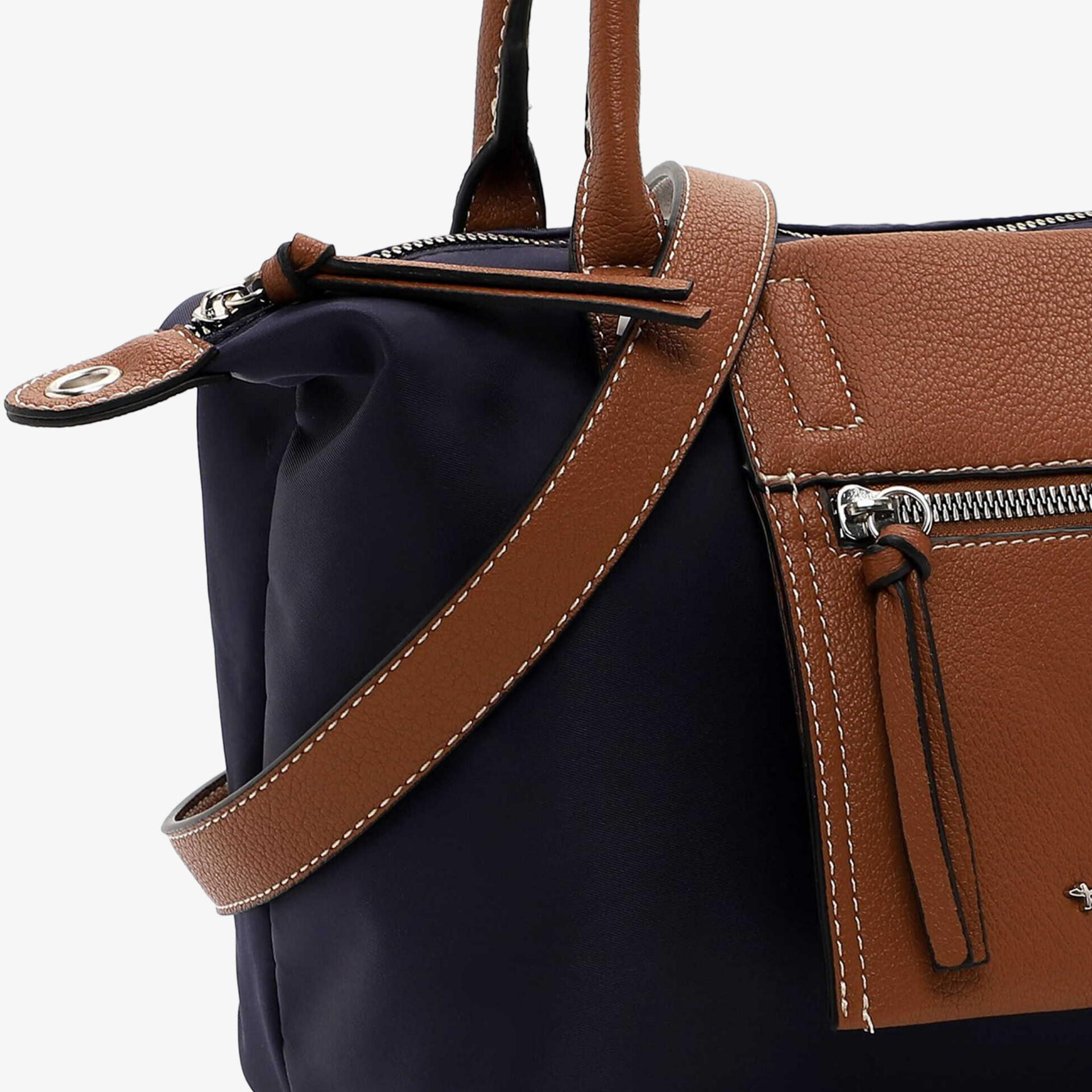 Detailaufnahme einer eleganten Tasche mit hochwertigen Materialien, stabilem Reißverschluss und komfortablem Schulterriemen