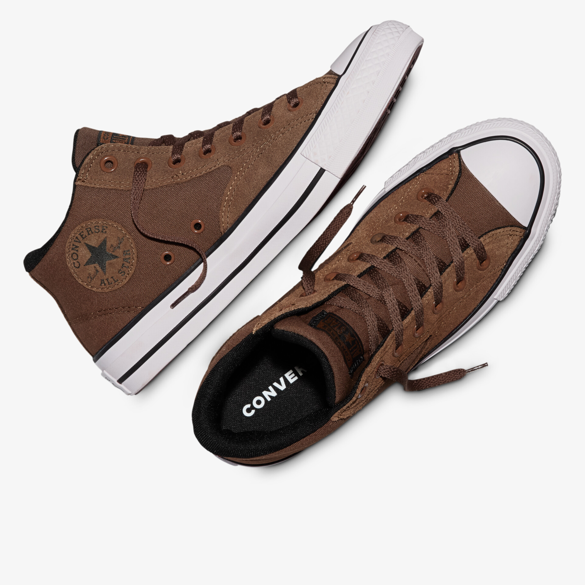Braune hohe Sneaker mit weißer Gummisohle und klassischer Schnürung, ikonisches Label an der Seite