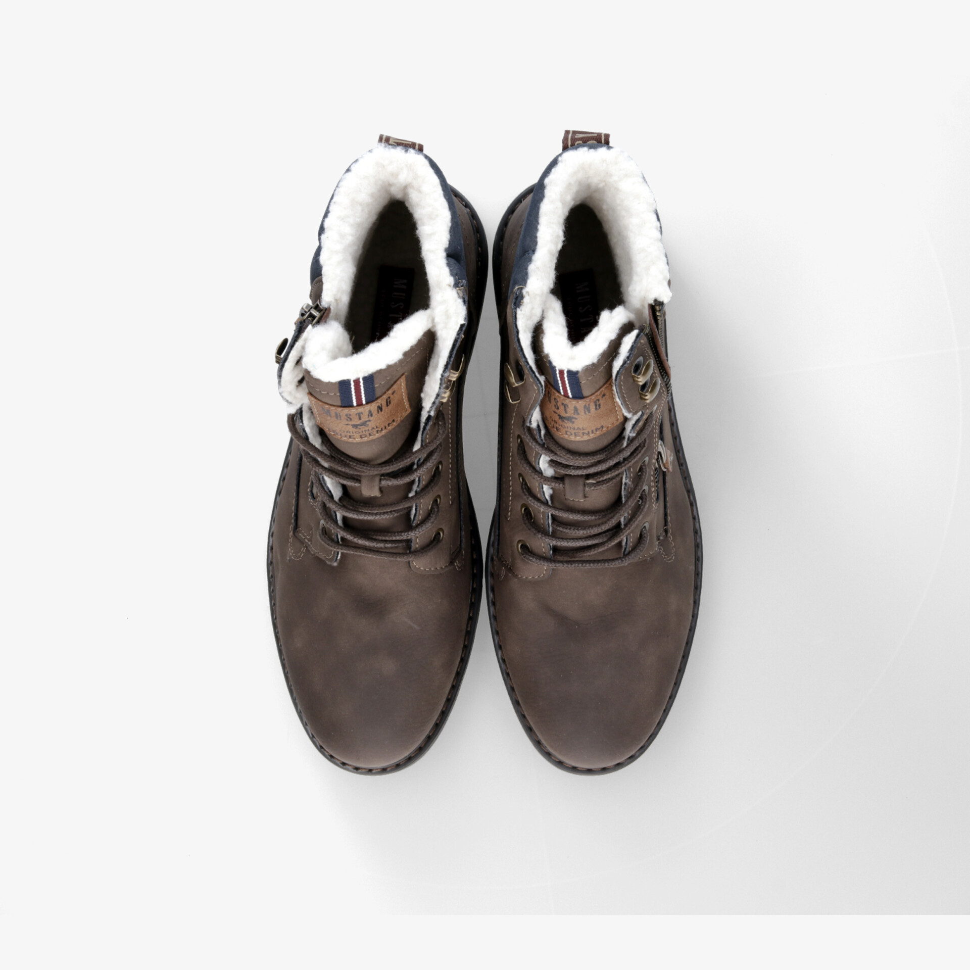 Braune Winterstiefel mit warmer Innenfütterung, robuster Schnürung und rutschfester Sohle, für komfortablen Schutz bei kaltem Wetter