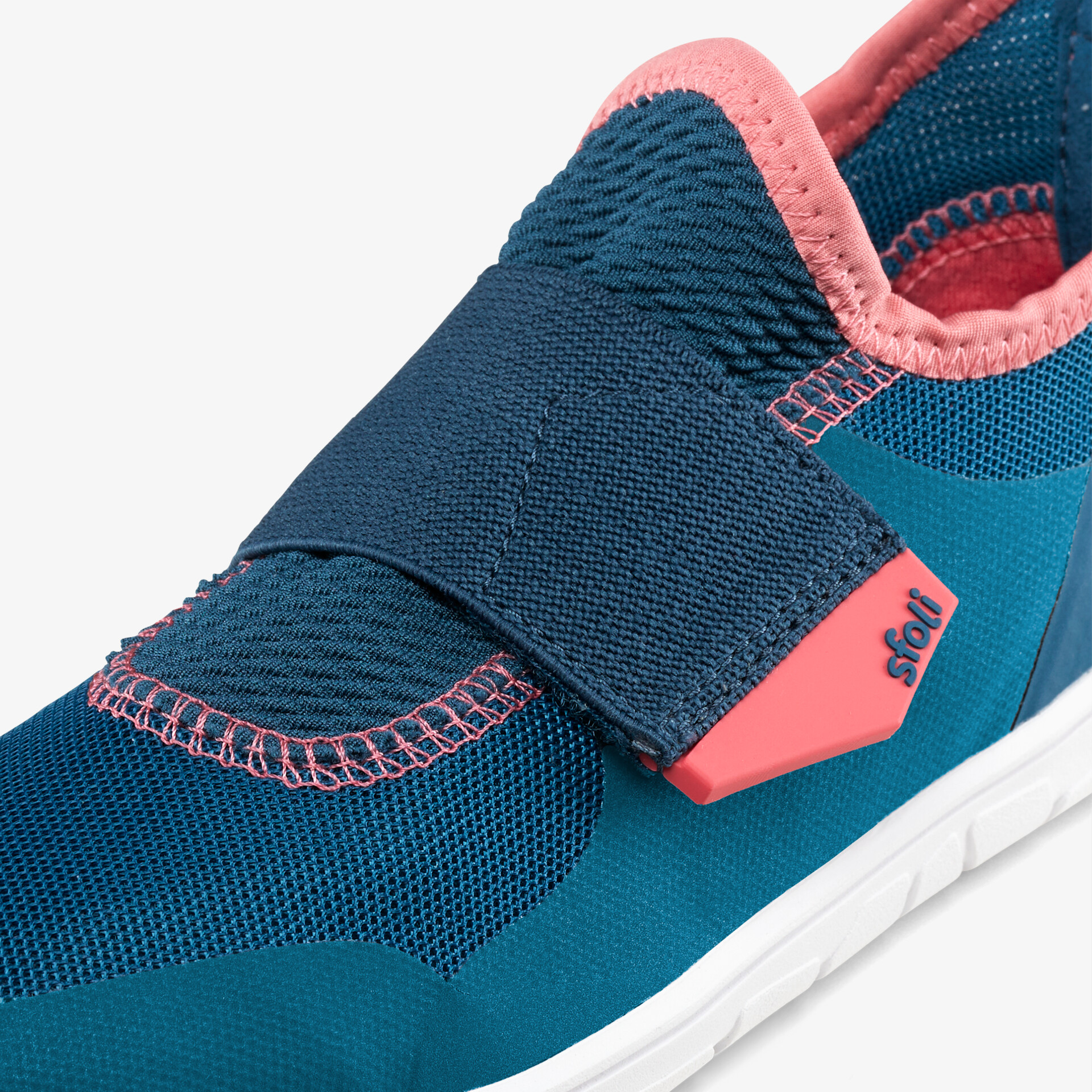 Elastischer, atmungsaktiver Schuh mit flexiblem Klettverschluss und stoßdämpfender Sohle in sportlichem Design