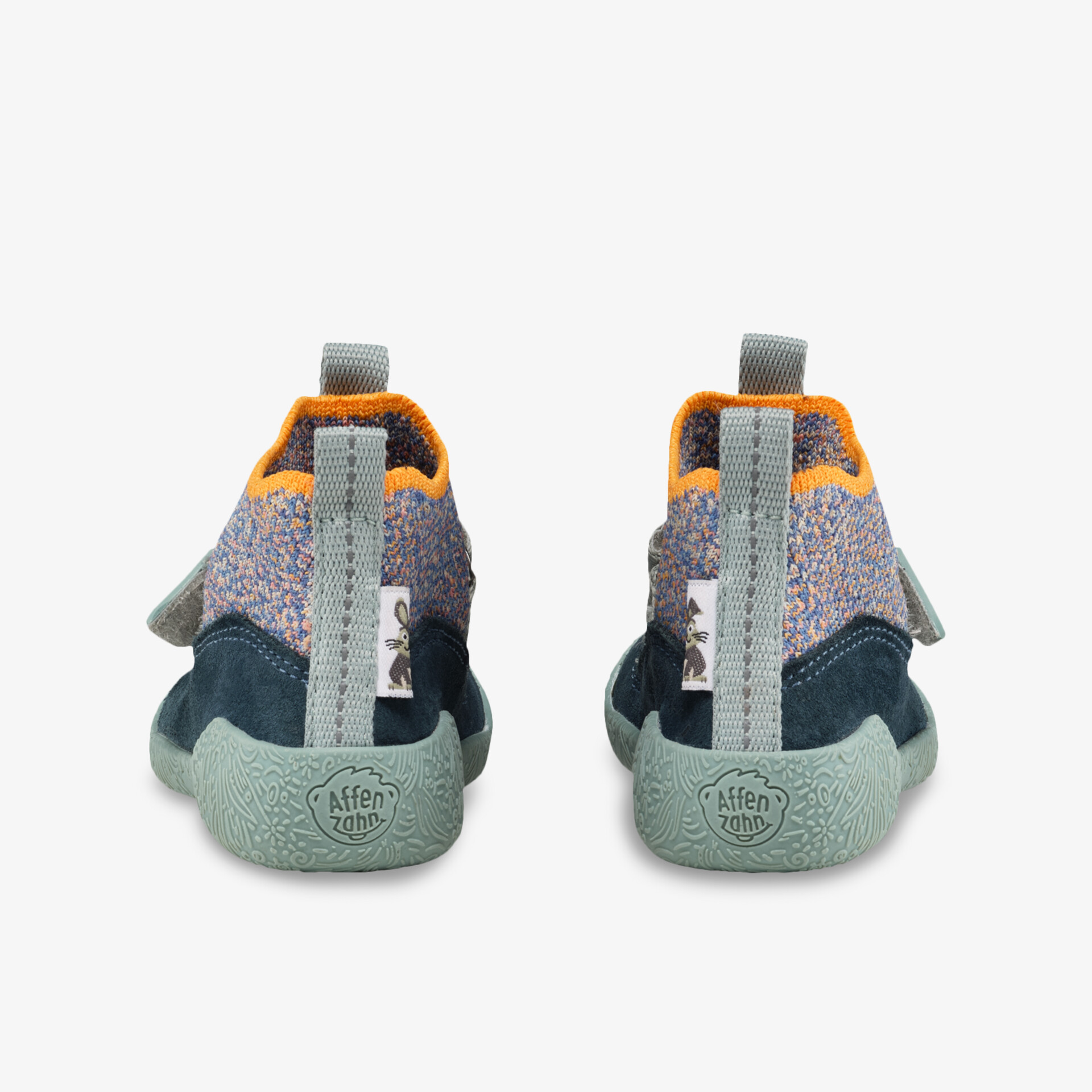 Rückansicht eines robusten, flexiblen Sportschuhs mit gepolsterter Schaftkante und rutschfester Sohle