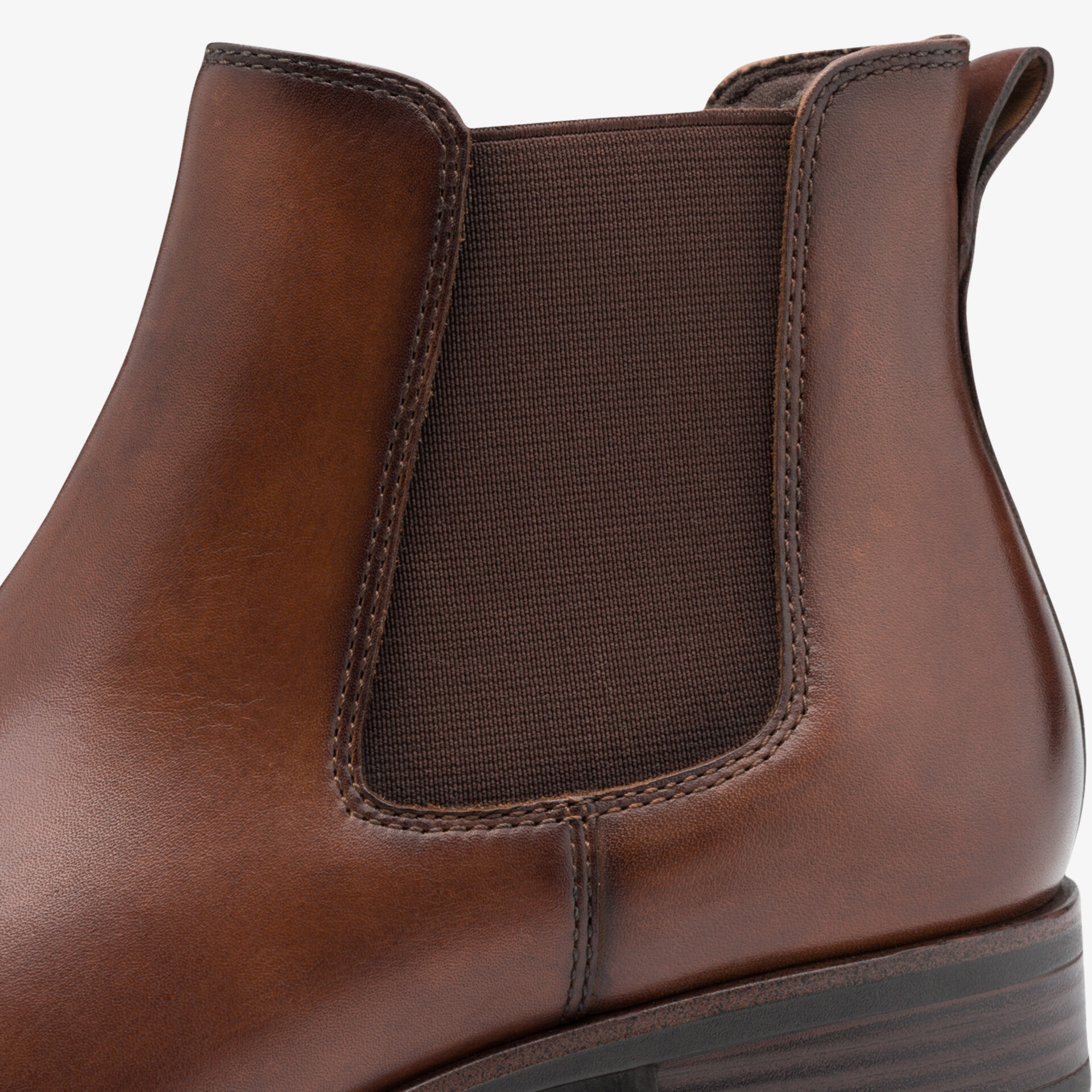 Hochwertiger brauner Chelsea Boot aus Leder mit elastischem Einsatz für stilvollen Komfort und robusten Halt