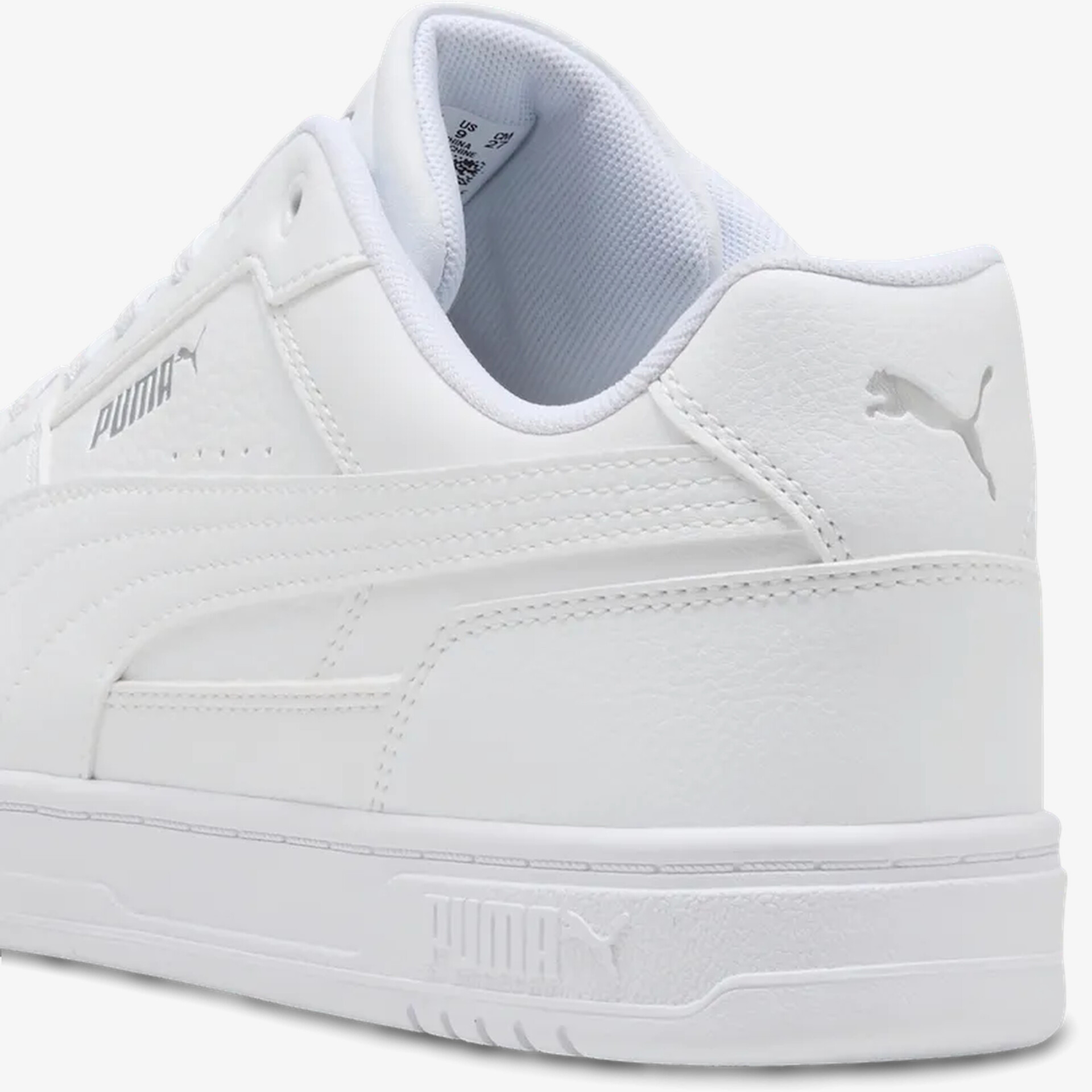 Weißer Puma Sneaker mit sportlichem Design und leichter, profilierter Sohle, seitliche Ansicht