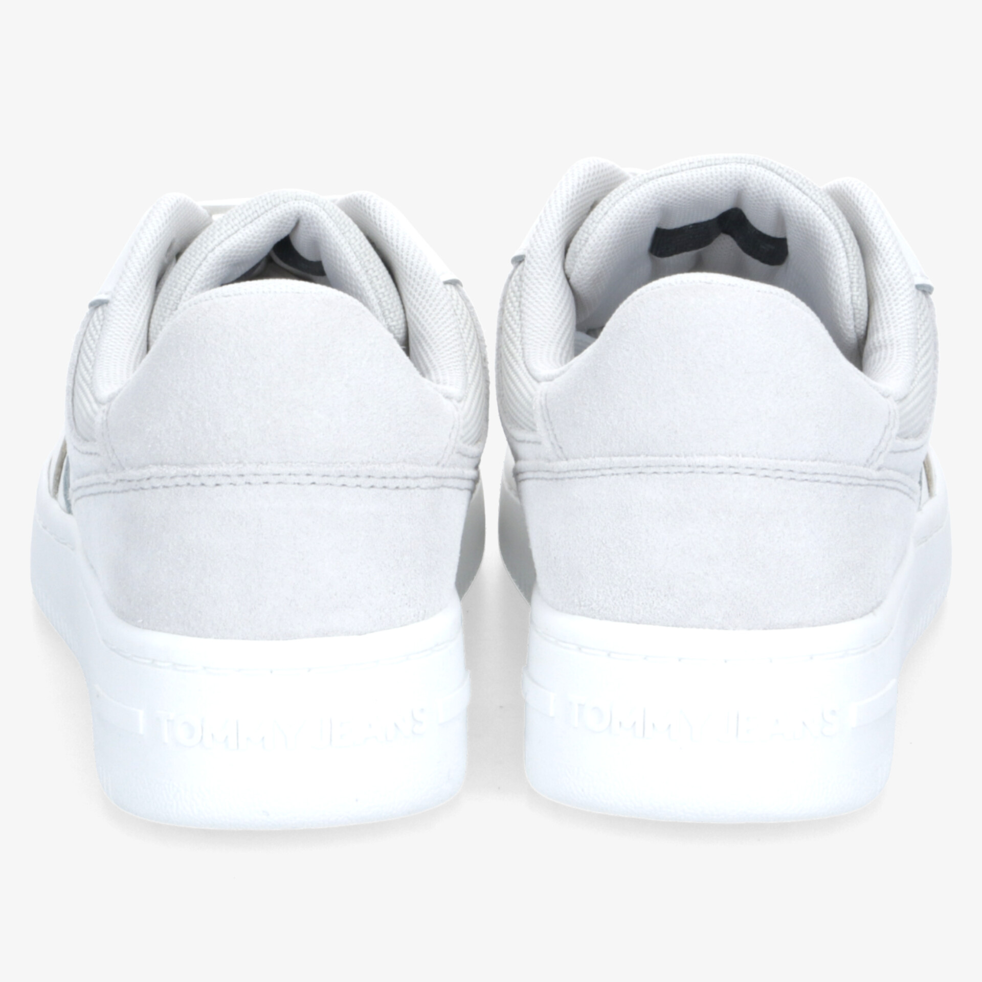 Weiße Sneaker in Rückansicht mit gepolstertem Schaft und stabiler, rutschfester Sohle für hohen Tragekomfort