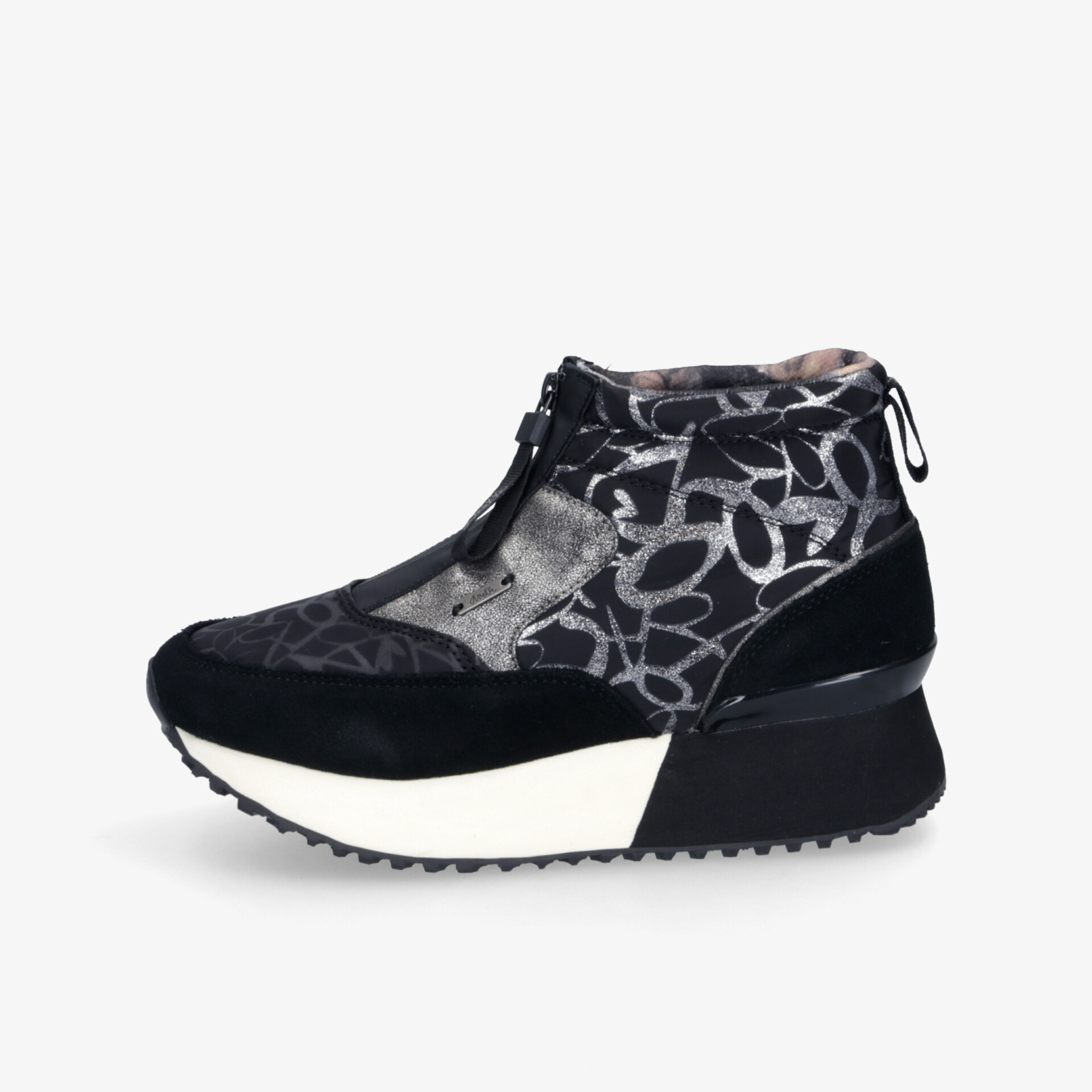 Moderner sportlicher Schuh in Schwarz und Weiß mit rutschfester Sohle und bequemer Polsterung, seitliche Ansicht