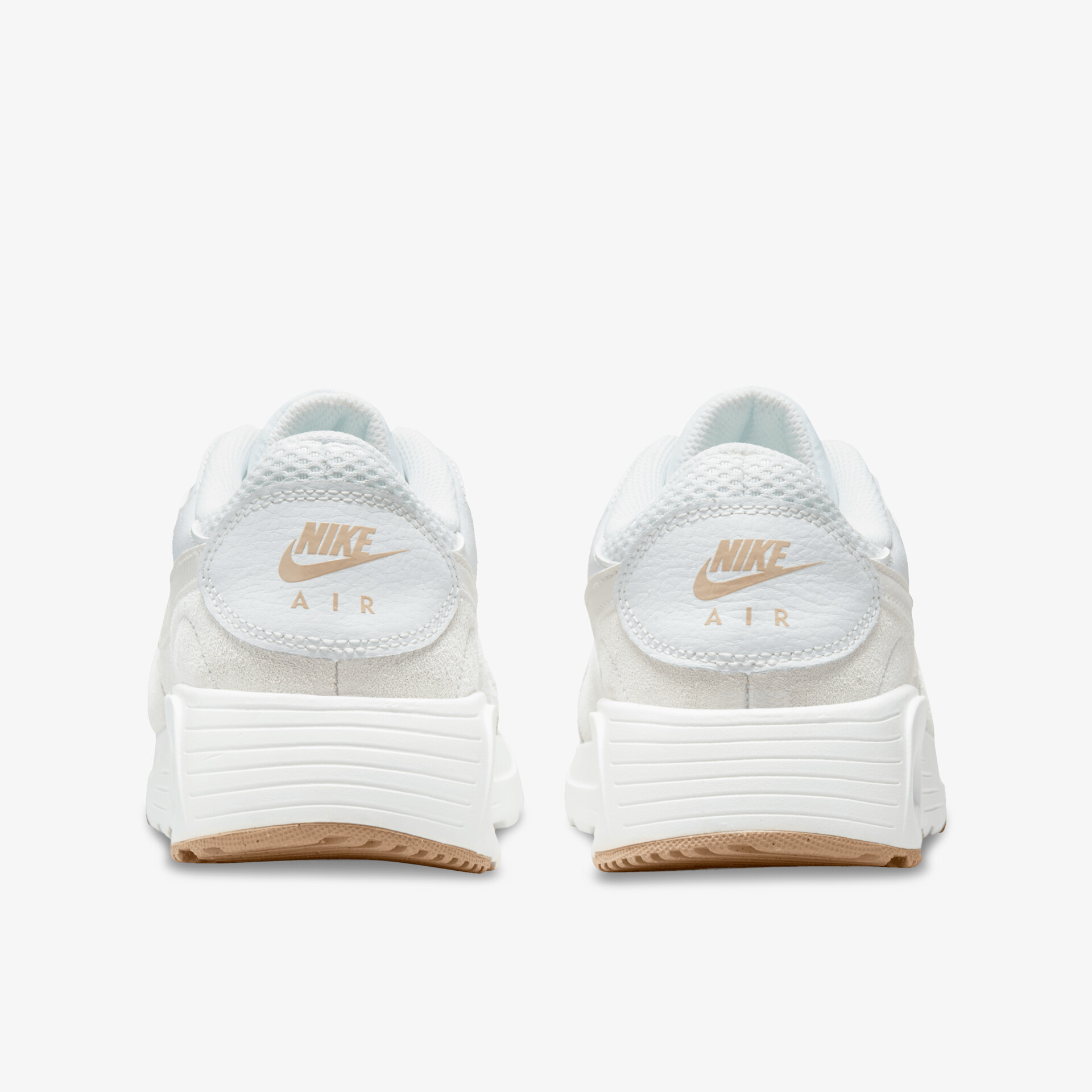 Weiße Nike Sneaker mit sichtbarem Markenlogo, Rückansicht, stilvolles Design