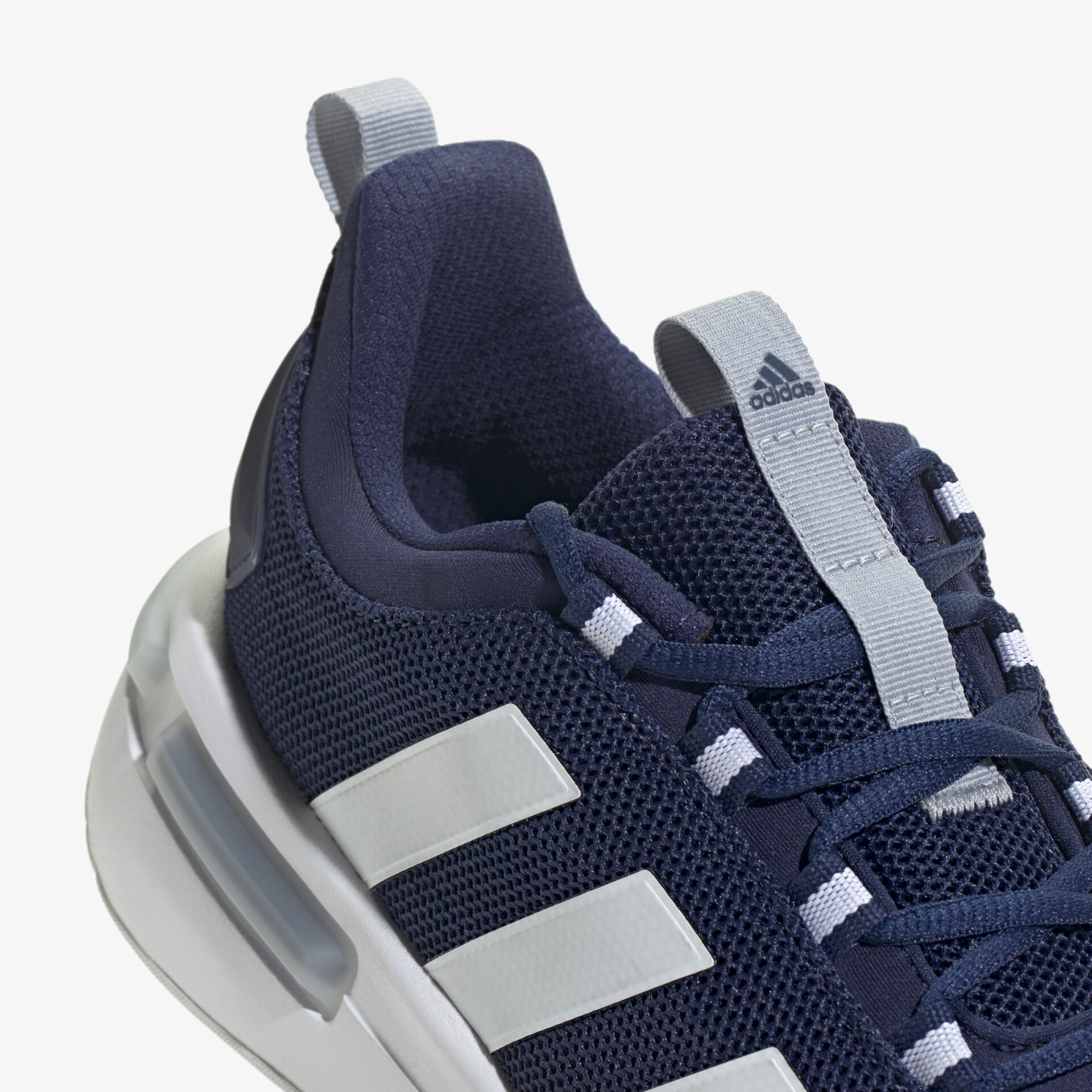 Moderner Sneaker mit atmungsaktivem Mesh-Obermaterial und dämpfender Sohle für optimalen Komfort.