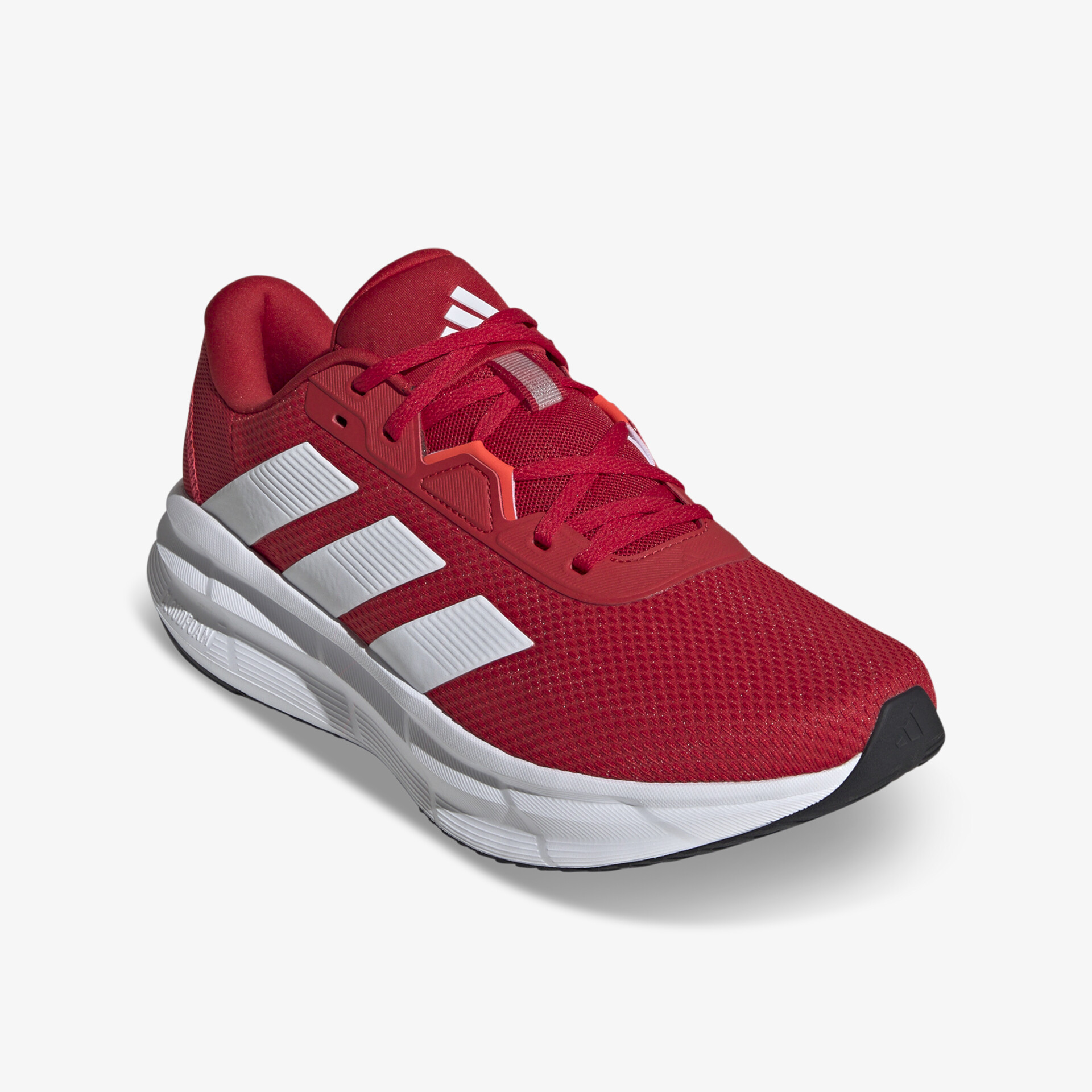 Roter Sportschuh mit weißen Streifen, atmungsaktivem Mesh und leichter, rutschfester Sohle in schräger Vorderansicht