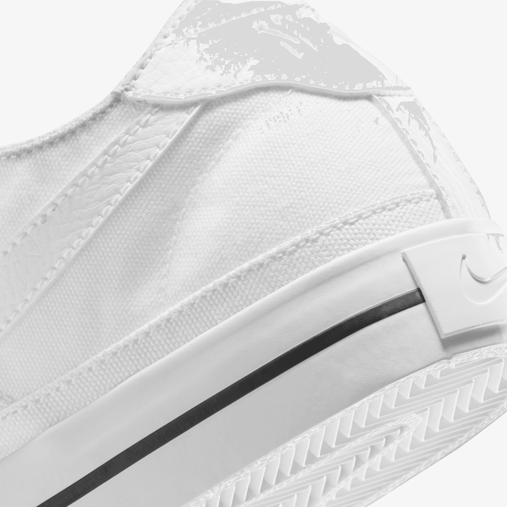 Detailaufnahme eines weißen Sneakers mit klarer Naht und robustem, flexiblem Obermaterial