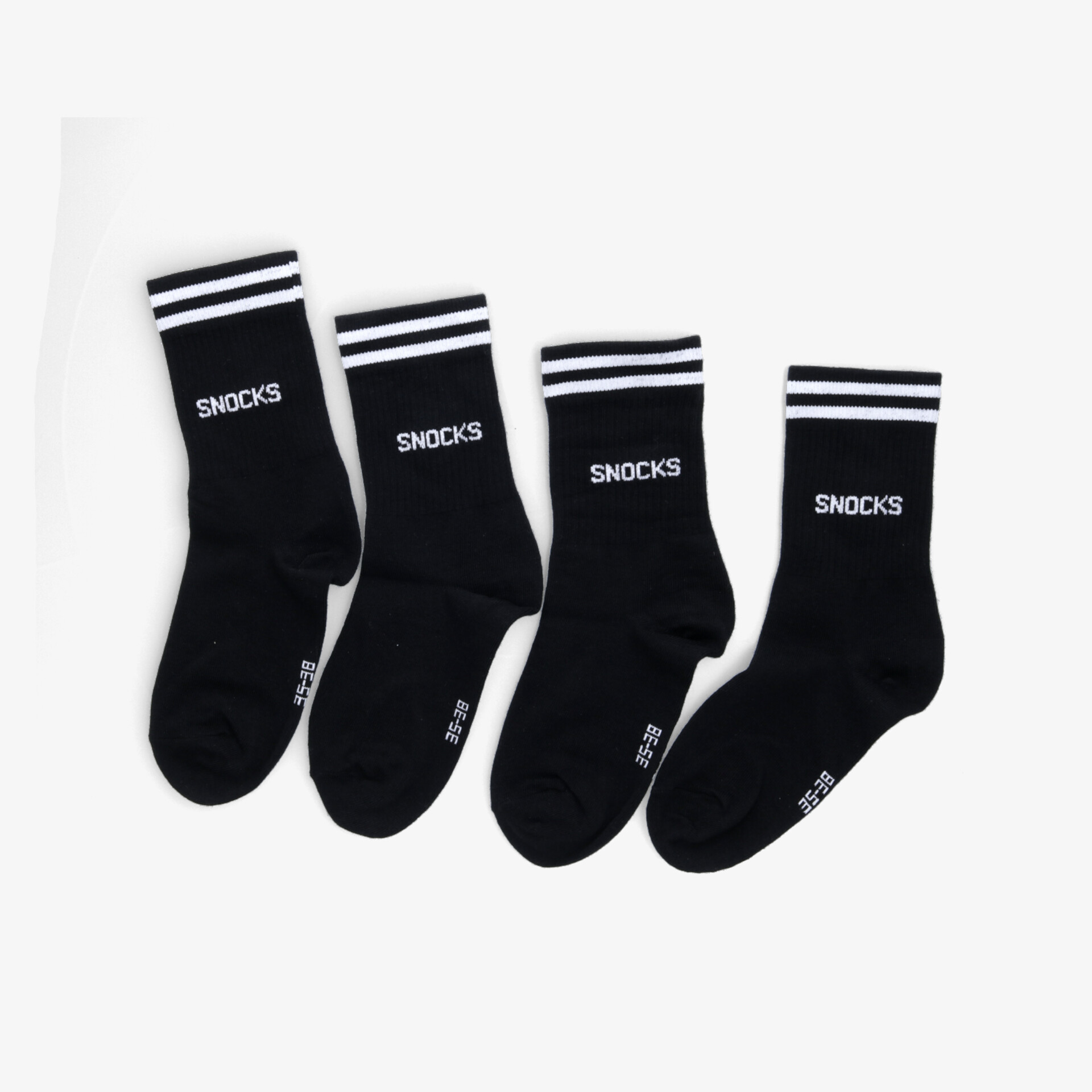 Vier schwarze Socken im 4er Pack mit weißen Streifen oben, komfortabel und strapazierfähig für vielseitigen Gebrauch