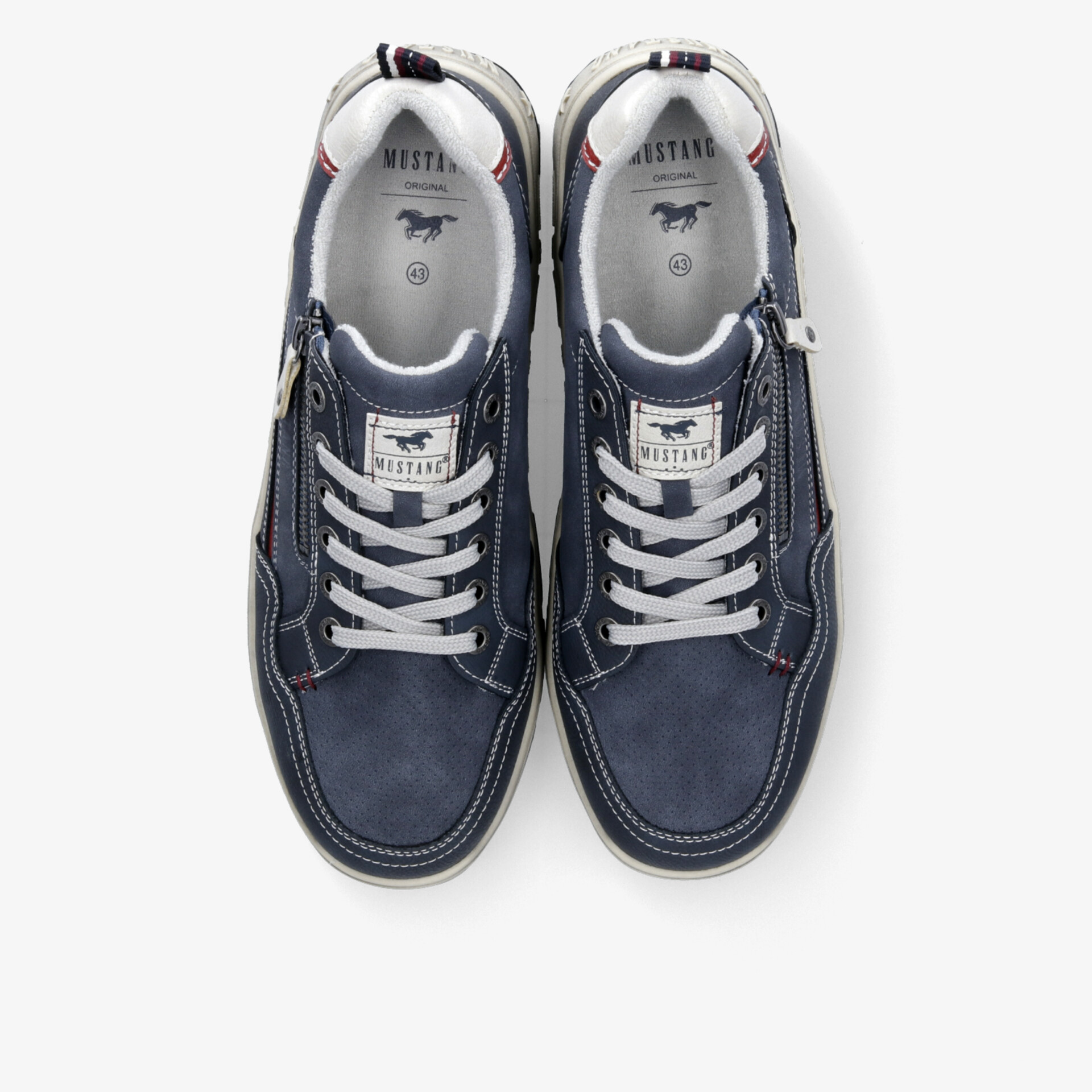 Obere Ansicht eines blauen Sneaker-Paars mit robusten Schnürsenkeln und bequemem Innenfutter