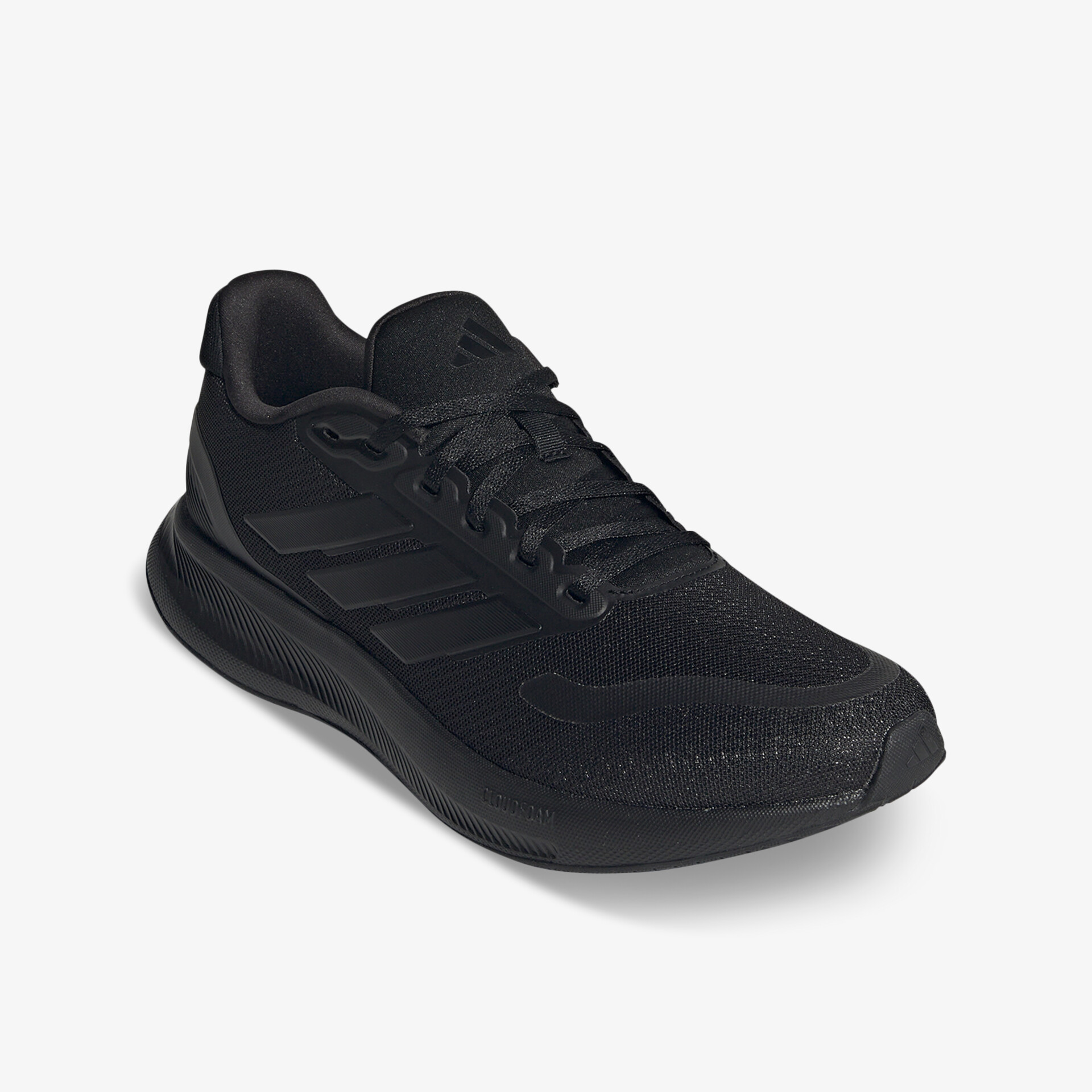 Leichter schwarzer Sportschuh mit atmungsaktivem Material und federnder Sohle in schräger Vorderansicht