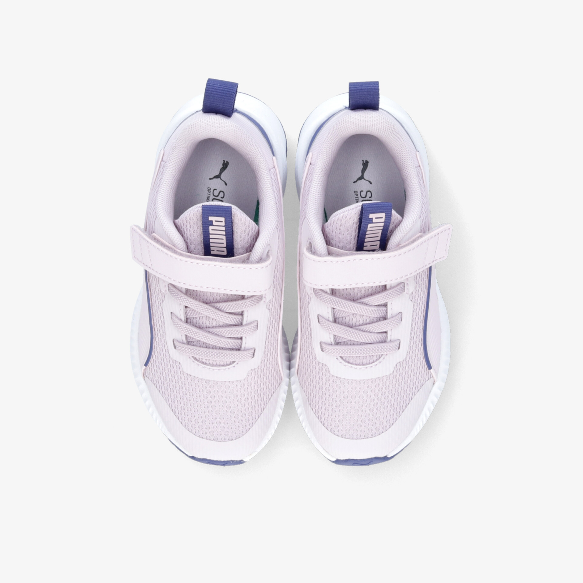 Leichte, helle Kinderschuhe mit atmungsaktivem Material und flexiblem, rutschfestem Sohlenprofil von oben sichtbar