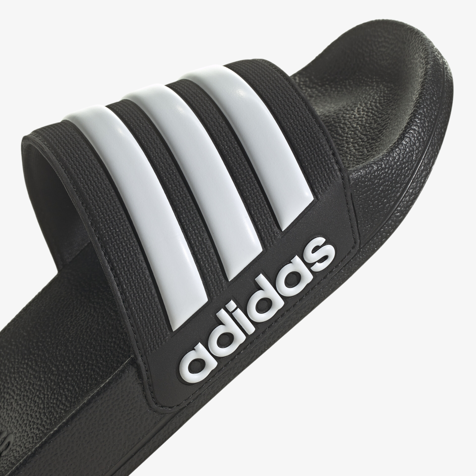 Adidas Schlappen in Schwarz mit ikonischen weißen Streifen, ideal für Komfort und Stil.