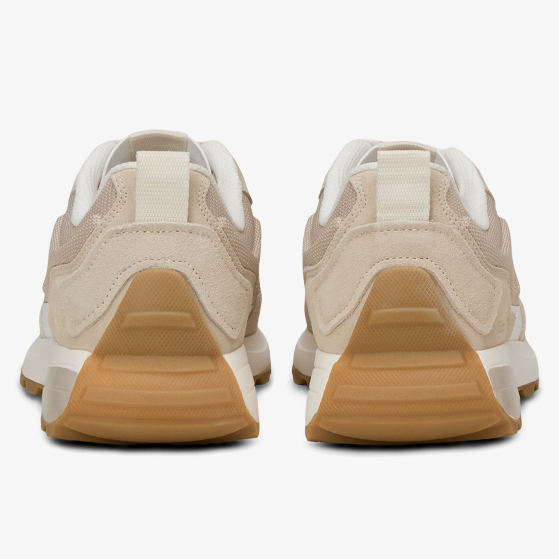 Lässige Sneaker mit robuster Gummisohle und komfortablem Sitz, Rückansicht zeigt klare, sportliche Form