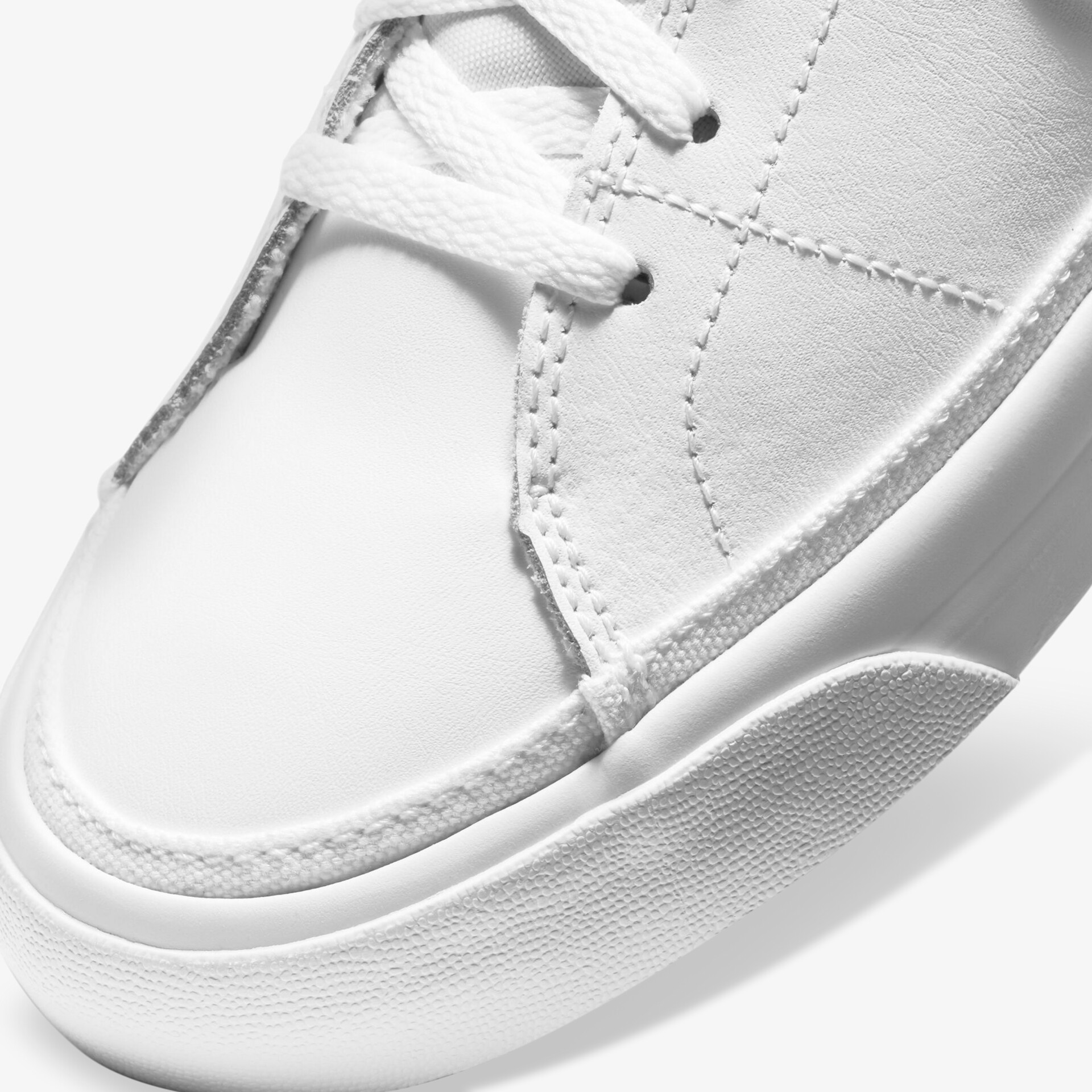 Eleganter weißer Sneaker mit langlebiger Sohle und hochwertigem Material in Nahaufnahme.