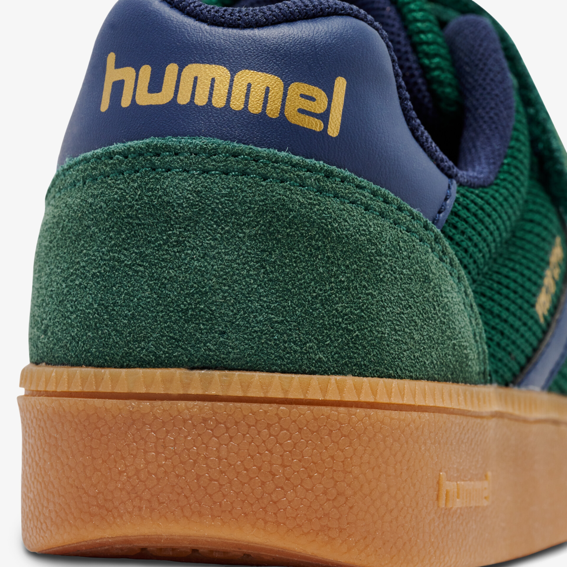 Detailaufnahme grüner Schuh aus Wildleder mit robustem Gummisohlenprofil und angenehm gepolstertem Innenfutter