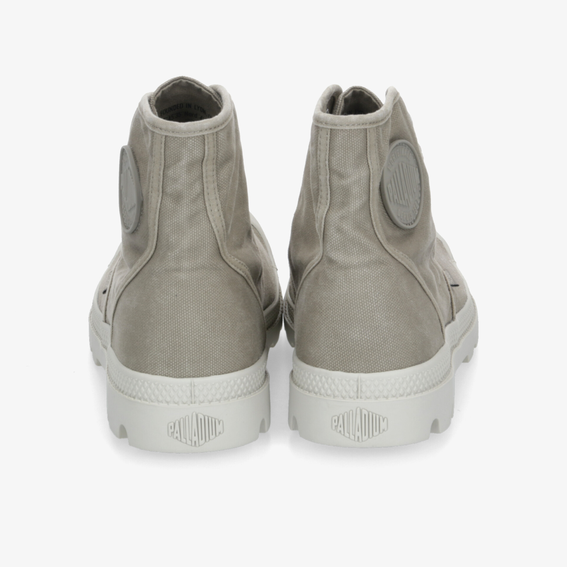Rückansicht von bequemen grauen Schuhen mit robuster, rutschfester Sohle und hohem Schaft