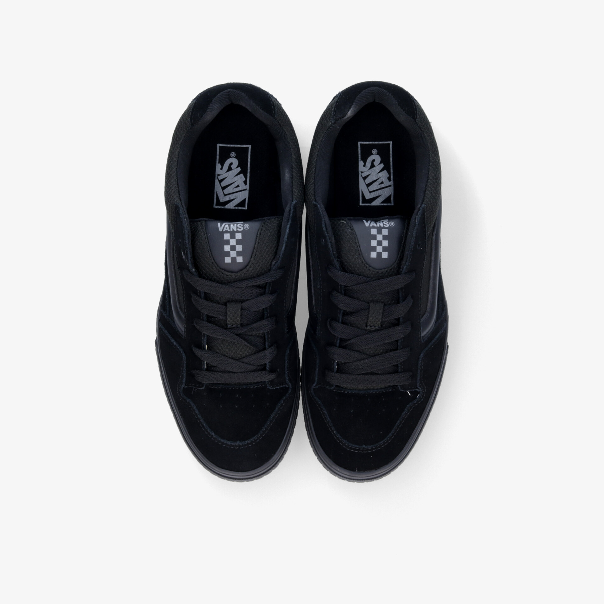 Schwarze Sneaker mit Schnürsenkeln und gepolsterter Zunge in moderner, robuster Ausführung, Draufsicht