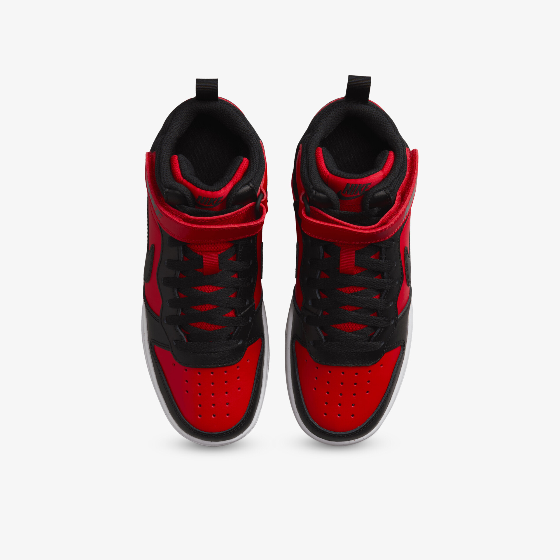 Rote und schwarze Sneaker mit strapazierfähigem Material, gepolstertem Kragen und sportlichem Design von oben gesehen