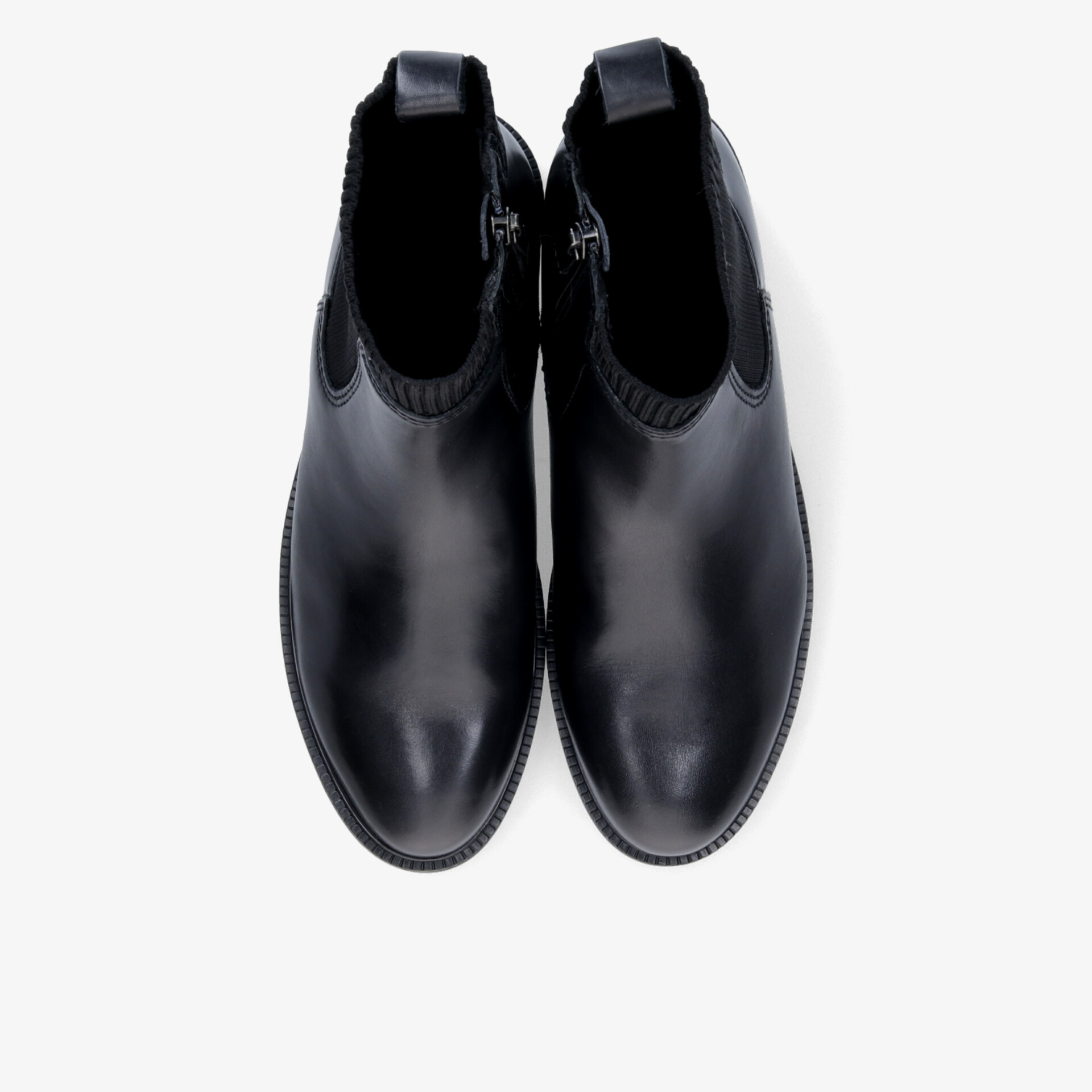 Elegantes Paar schwarzer Lederschuhe mit glatter Oberfläche, bequemem Schnitt und schlichtem Design für vielseitigen Einsatz