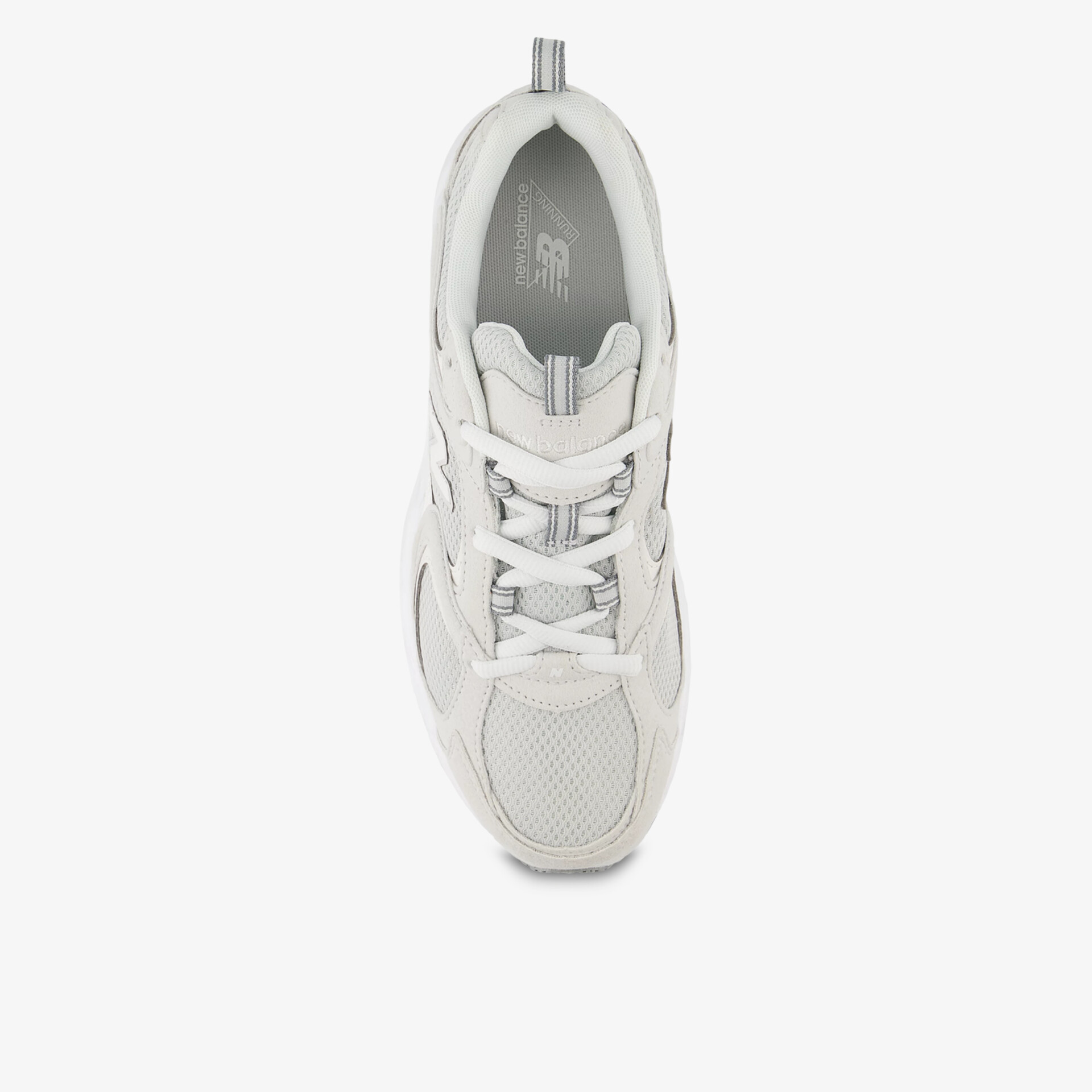 Draufsicht auf weißen sportlichen Sneaker mit atmungsaktivem Material und komfortabler Passform