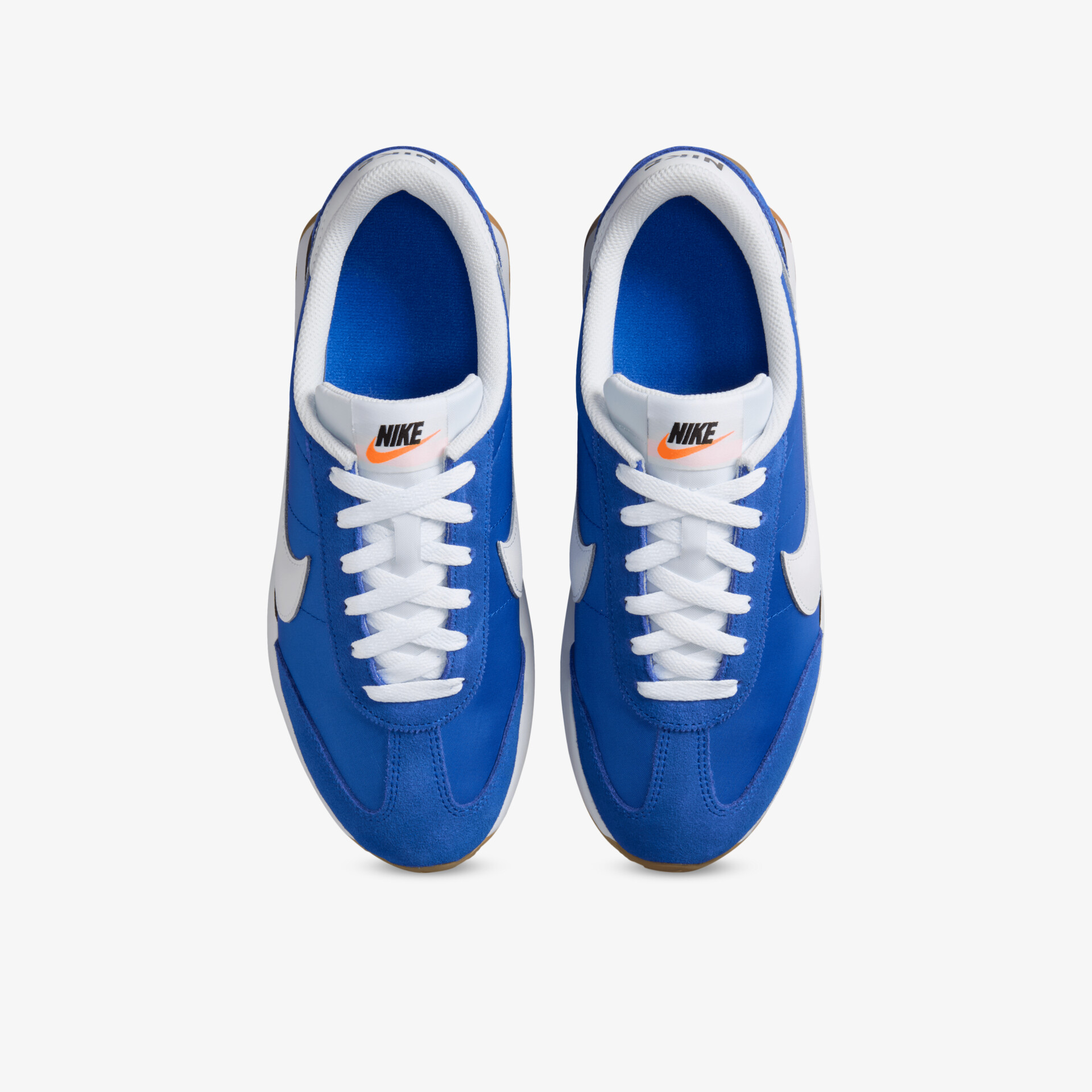 Nike Sneaker in Blau und Weiß, sportlich und komfortabel mit stabiler Schnürung, sichtbares Paar von oben