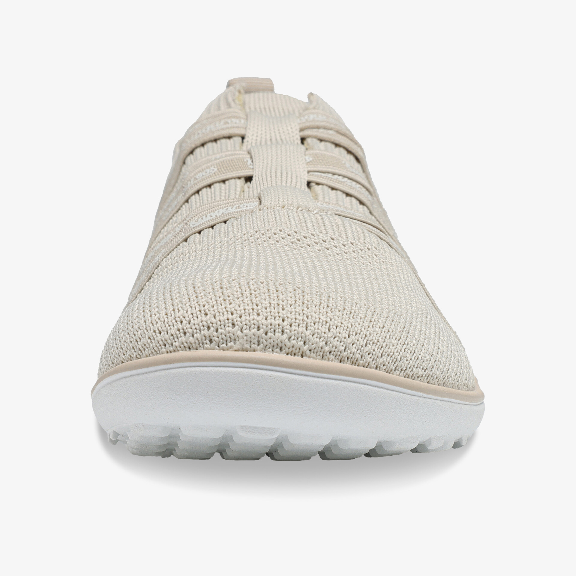 Beiger Strickschuh mit flexibler, rutschfester Sohle in Frontansicht, atmungsaktiv und leicht