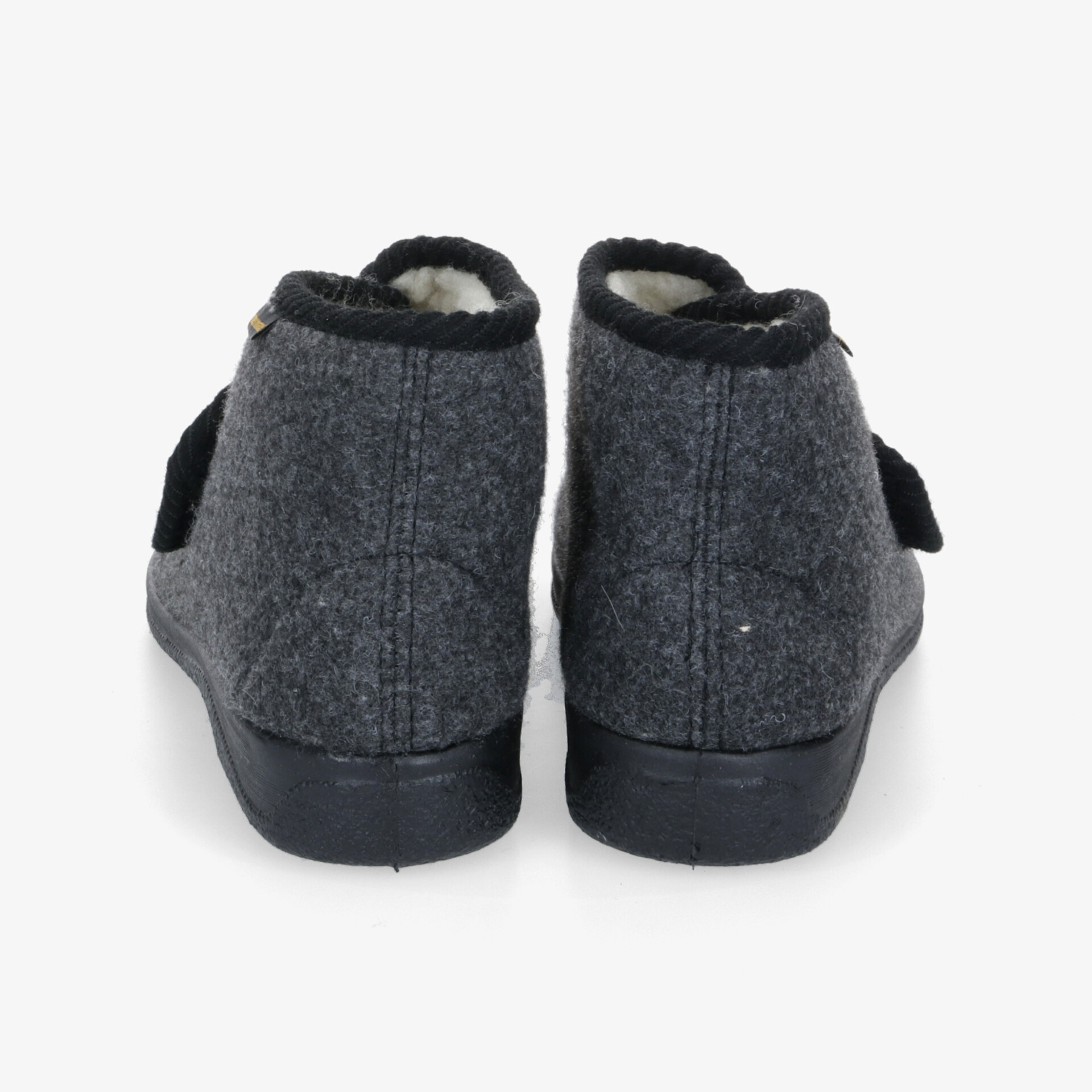 Graue Hausschuhe mit warmer Innenfütterung und strapazierfähiger Sohle von hinten
