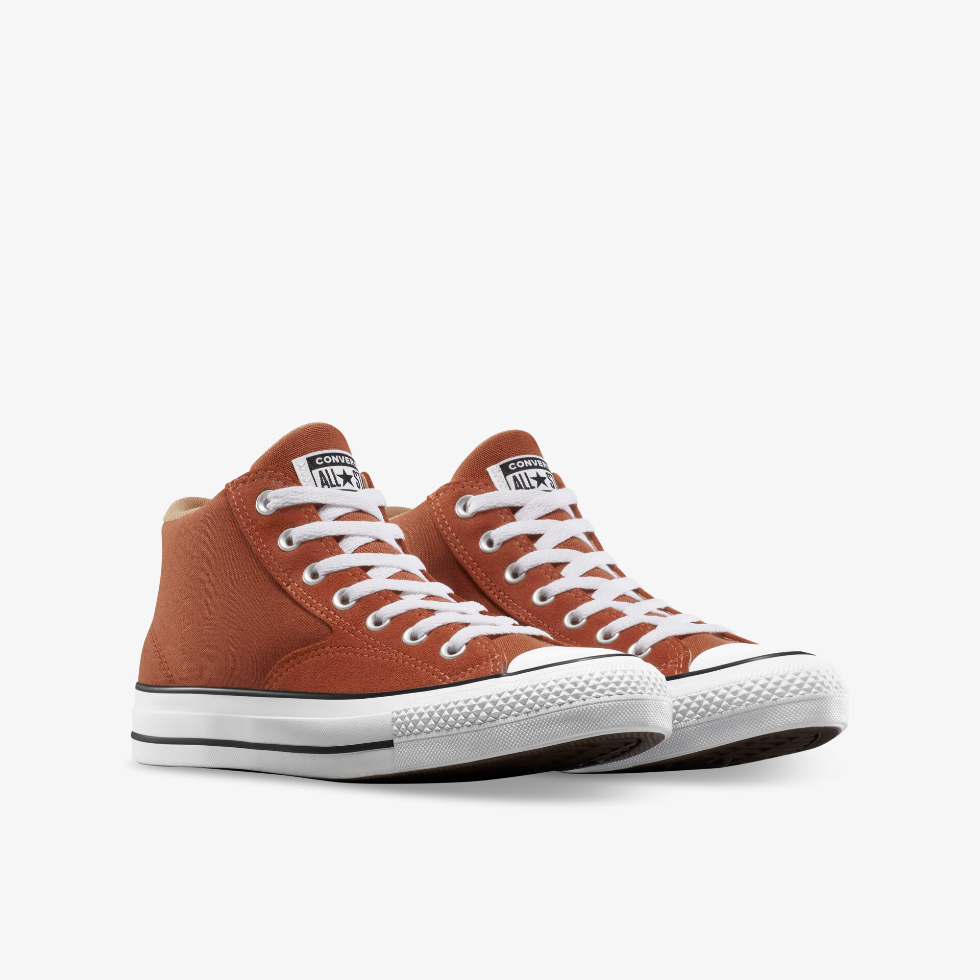 Rostbraunes Paar High-Top Sneaker mit weißer Gummisohle und Schnürung, modernes und bequemes Design