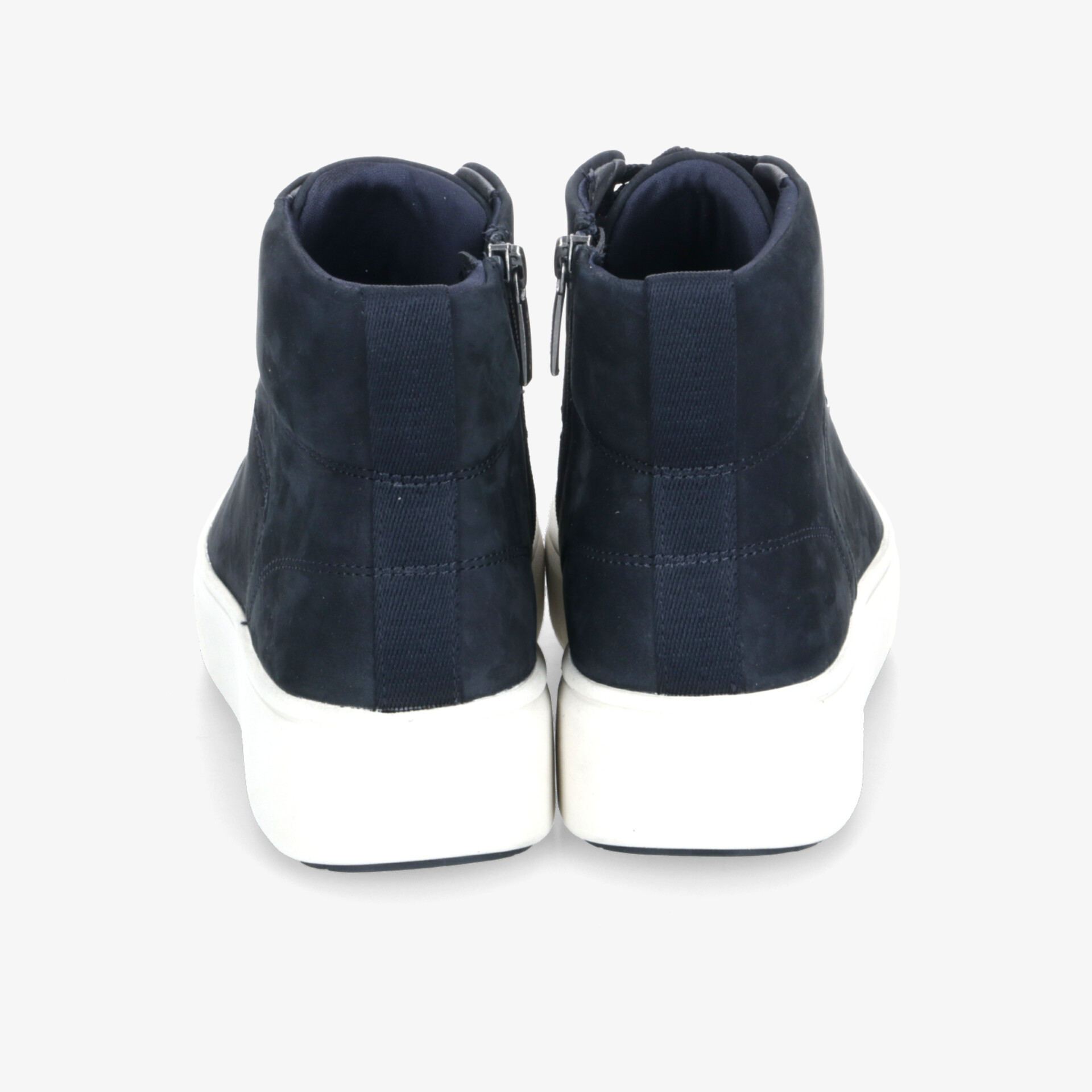 Rückansicht eines sportlichen schwarzen Sneakers mit weißer Sohle und praktischem Reißverschluss