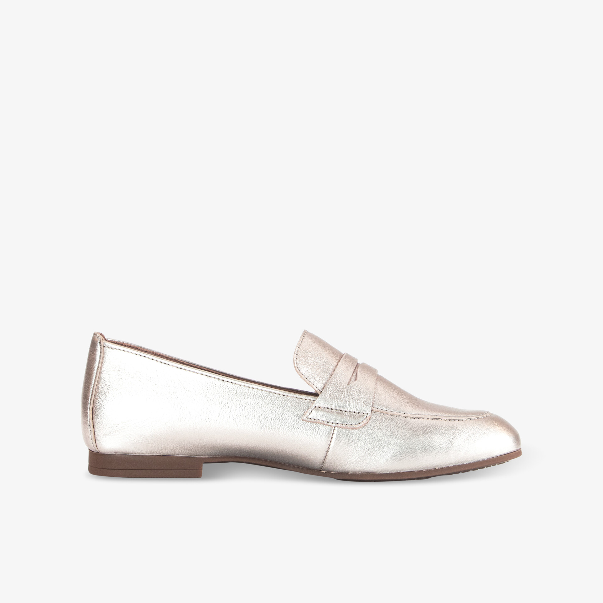 Eleganter und vielseitiger Loafer in glänzendem Beige, ideal für moderne, stilvolle Looks.