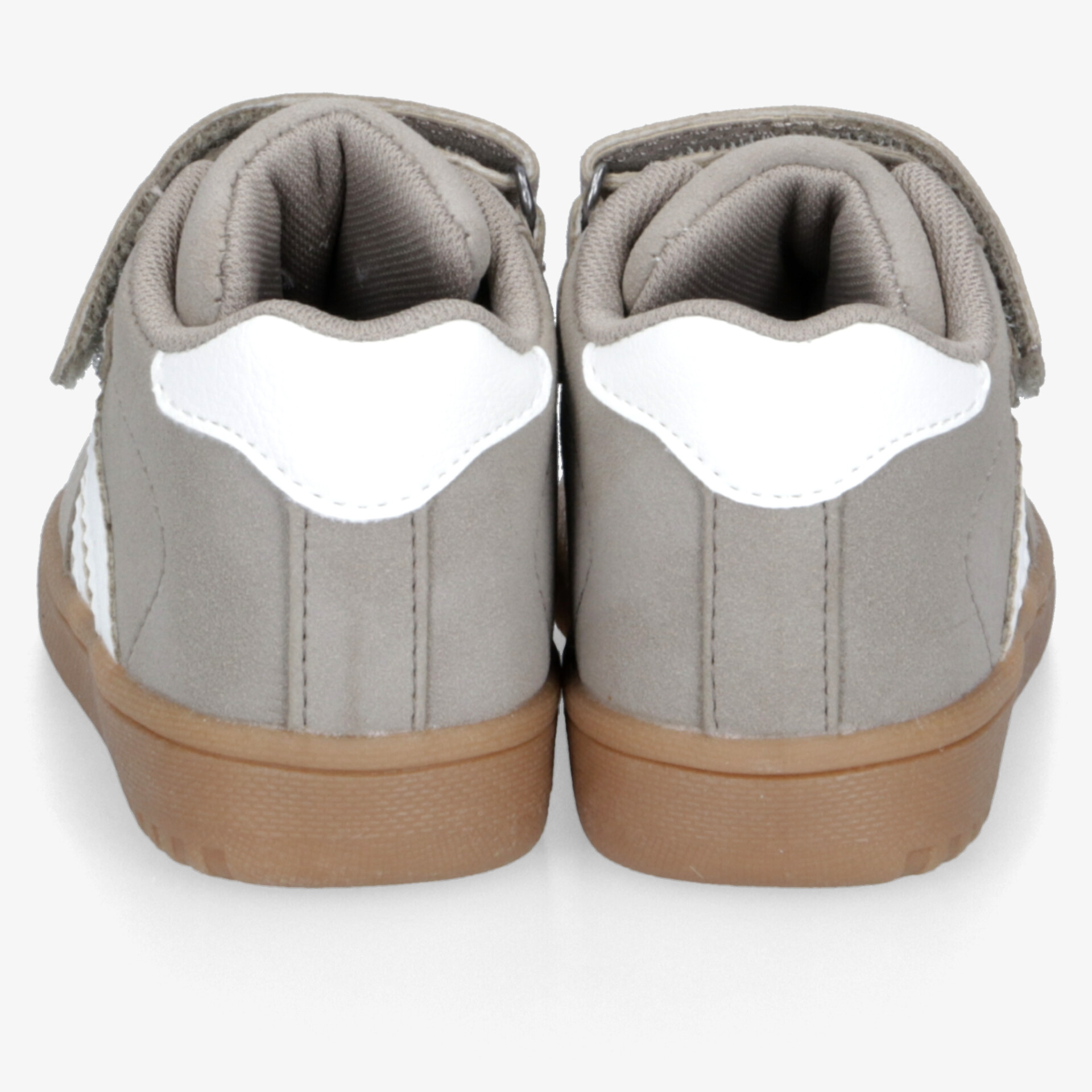 Graue Schuhe Rückansicht mit gepolstertem Schaftrand und stabiler Passform auf brauner Sohle