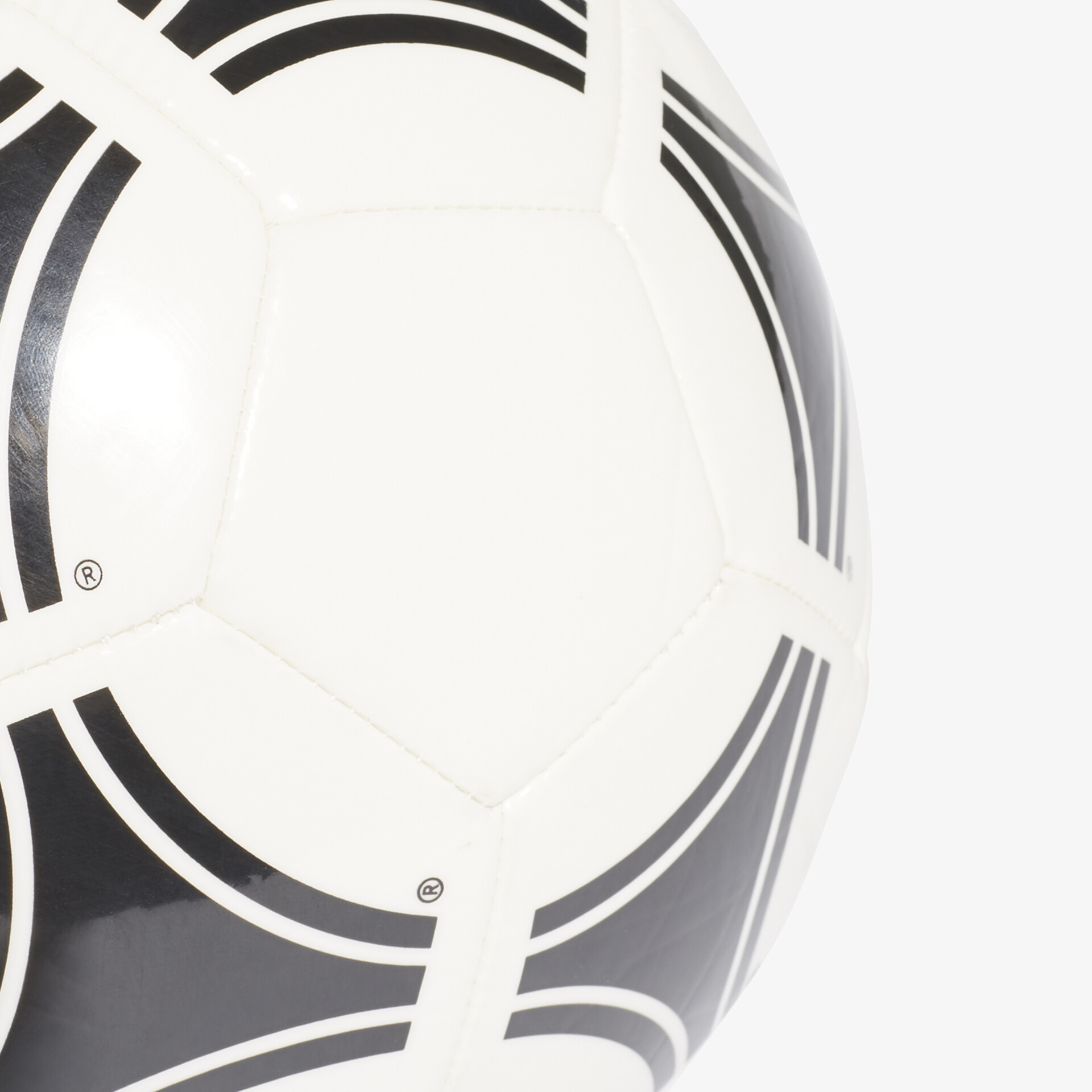 Detailaufnahme eines weiß-schwarz gemusterten Fußballs mit klarer Naht und hochwertiger Oberfläche