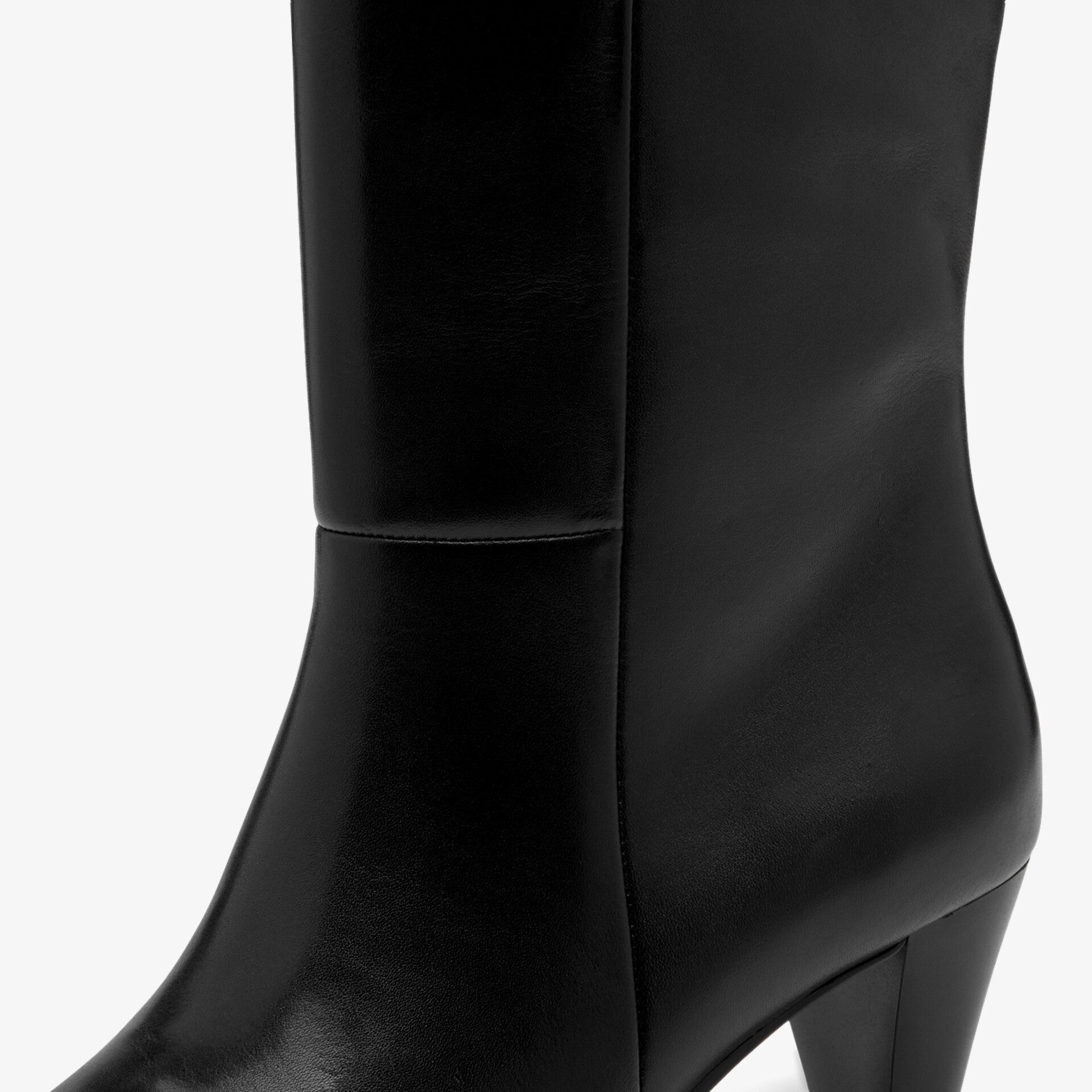 Eleganter schwarzer Stiefel mit glattem Leder und stabilem Absatz, vielseitig kombinierbar