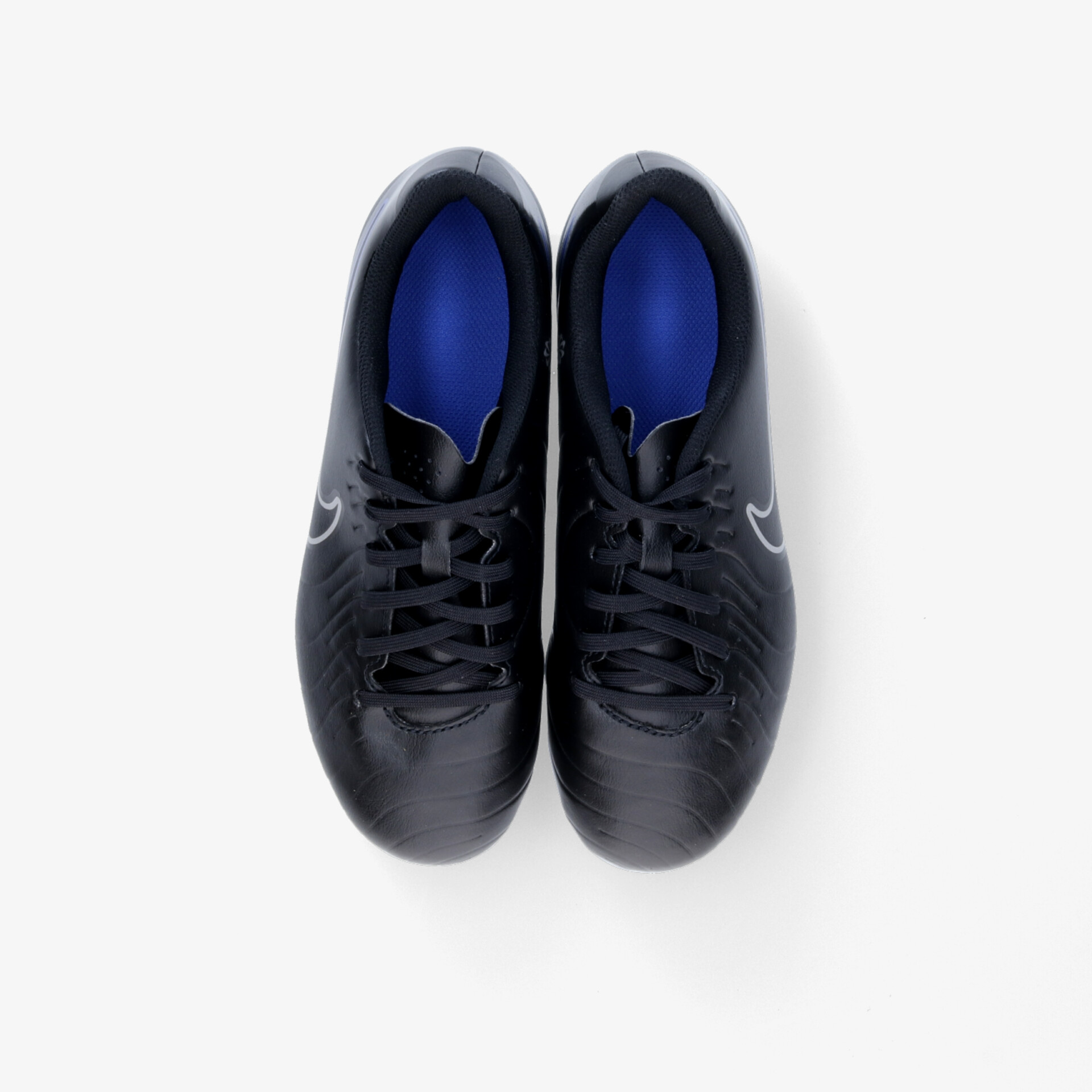 Schwarze Sportschuhe mit Schnürsenkeln, leicht gepolstert und rutschfester Sohle in Draufsicht