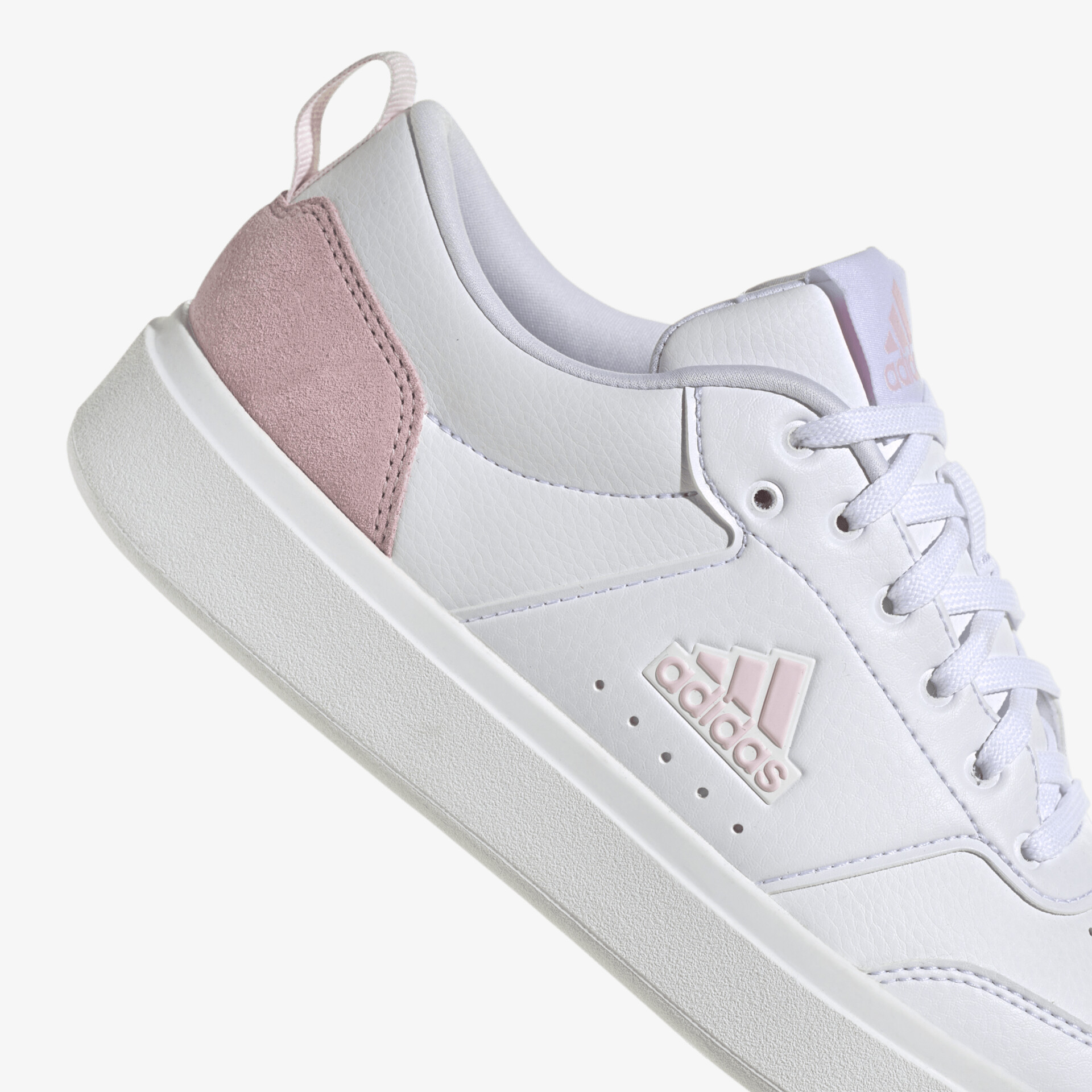 Moderner Sneaker in hellen Farbtönen mit seitlichem Logo und kontrastierenden Details, ideal für Alltag und Freizeit.