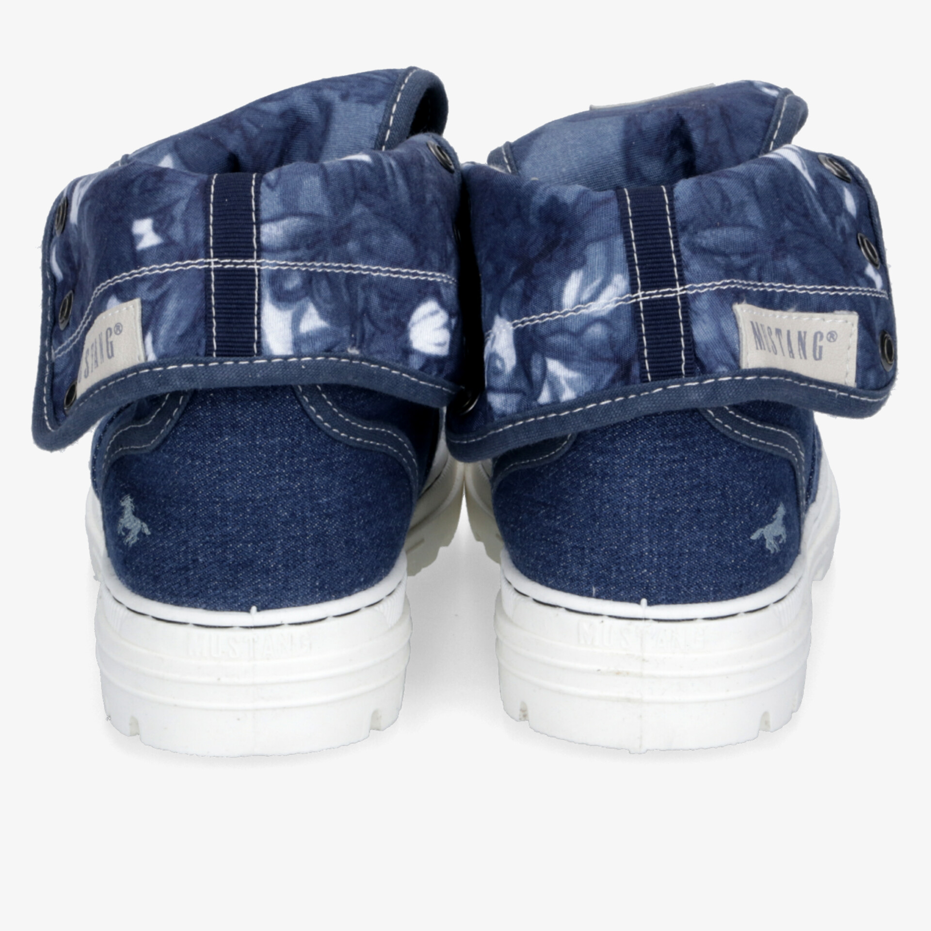 Rückansicht robusten blauen Jeans-Sneakers im Paar mit gepolstertem Schaft und weißer Sohle, stilvoll und bequem