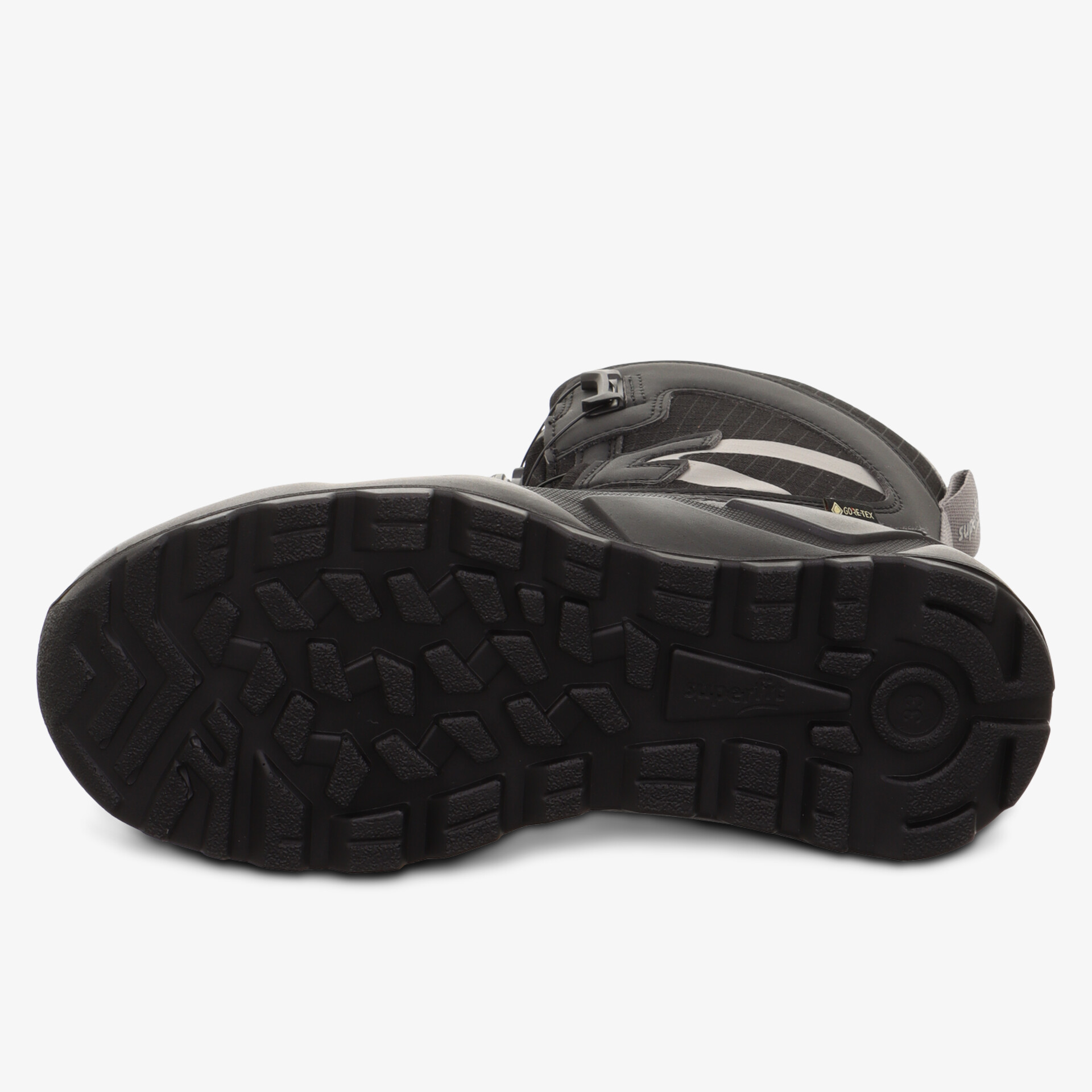 Schuh mit robuster, rutschfester Sohle, profilierter Unterseite für sicheren Halt auf verschiedenen Oberflächen