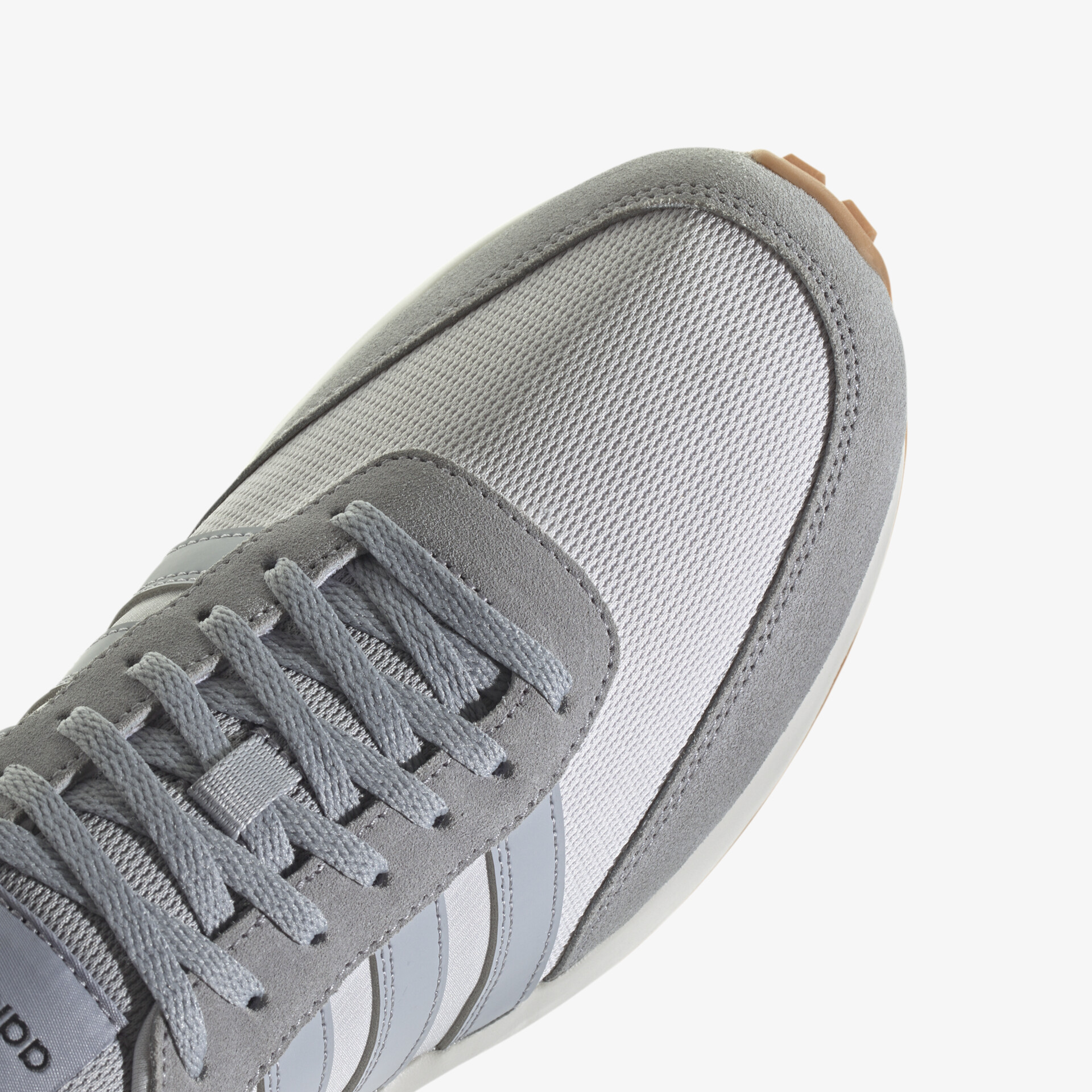 Moderner grauer Sneaker mit Mesh-Obermaterial für optimalen Komfort und Atmungsaktivität.