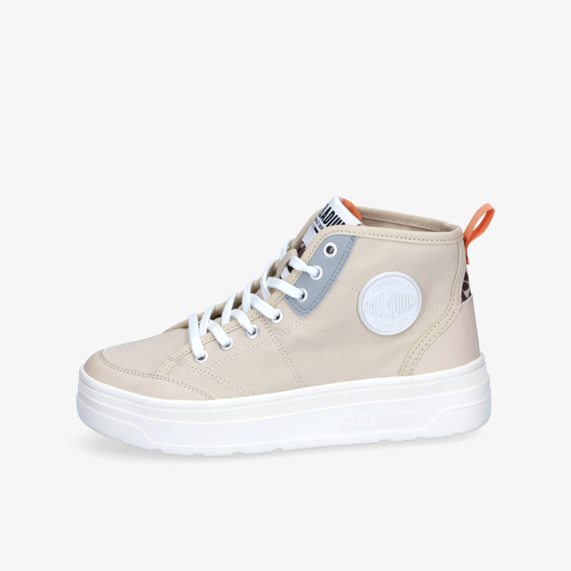 Beiger Sneaker in schräger Vorderansicht mit robuster Sohle und bequemem, gepolstertem Knöchelbereich