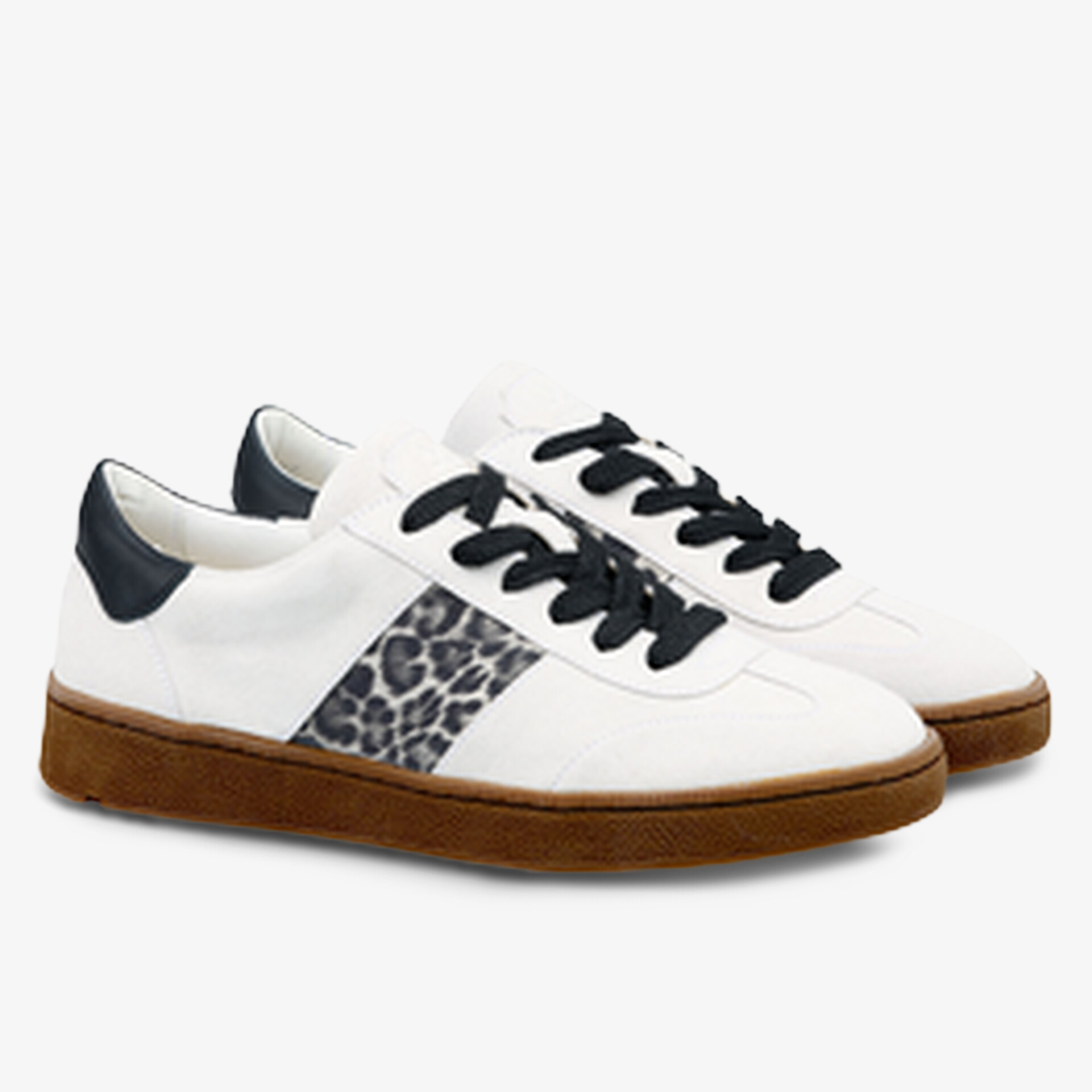 Weiße Sneaker mit Leopardenmuster, schwarzen Schnürsenkeln und brauner Gummisohle, modisch und bequem