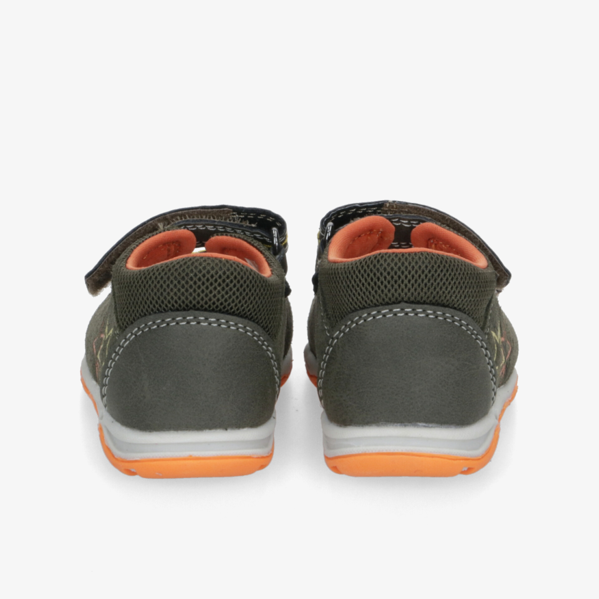 Rückansicht von bequemen Sneakers mit gepolstertem Kragen und rutschfester oranger Sohle