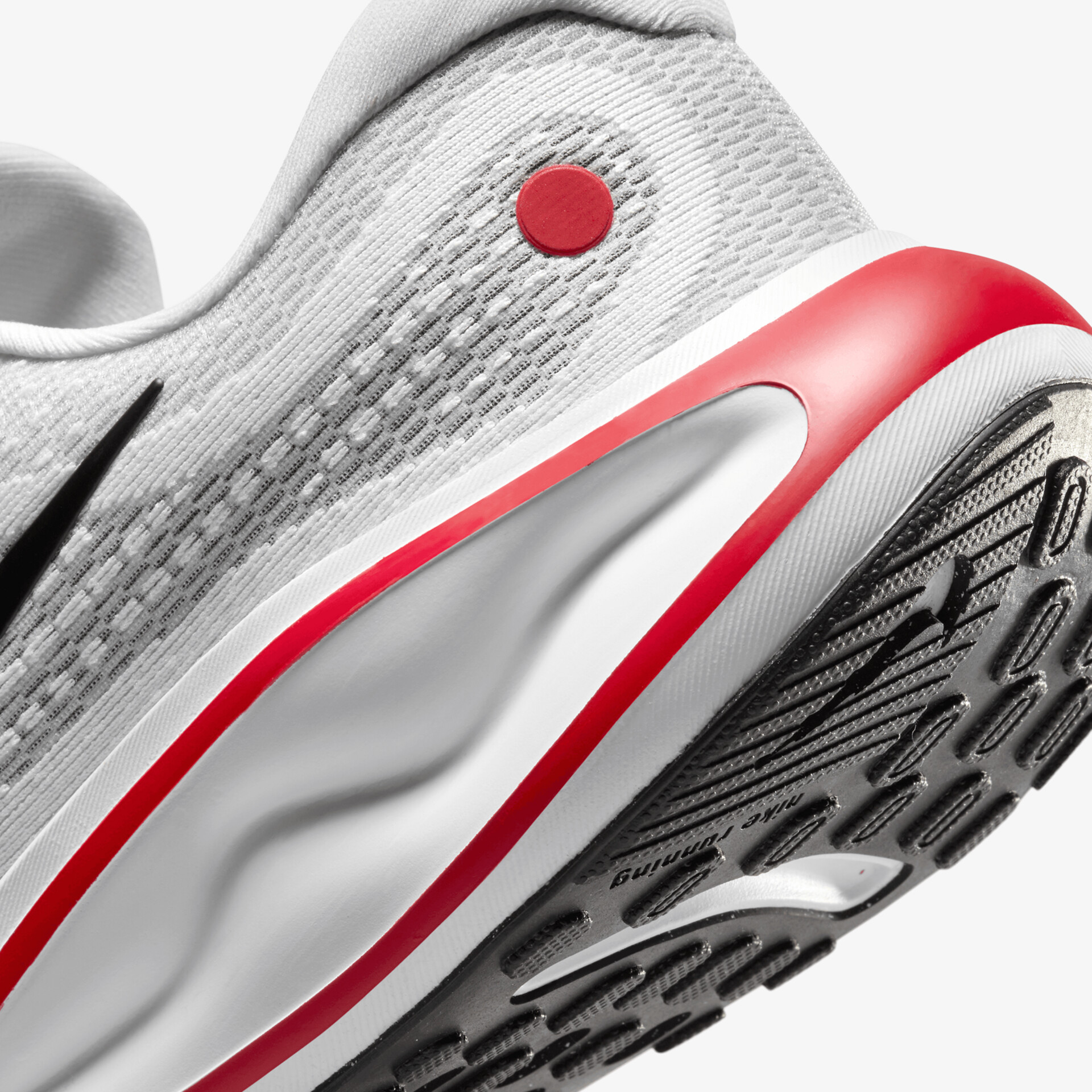 Detailaufnahme eines leichten, atmungsaktiven Sportschuhs mit gepolsterter Sohle und rutschfestem Profil