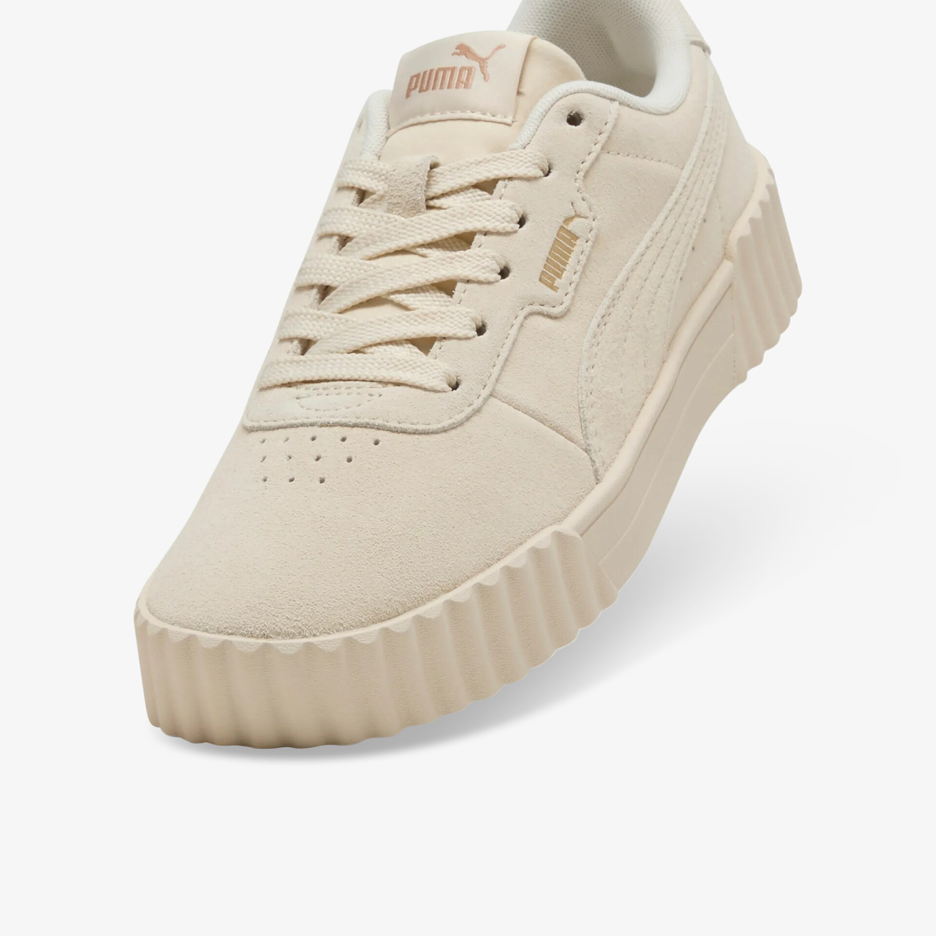 Beiger Sneaker in schräger Frontansicht mit modernem Design und rutschfester Sohle, komfortabel und hochwertig verarbeitet