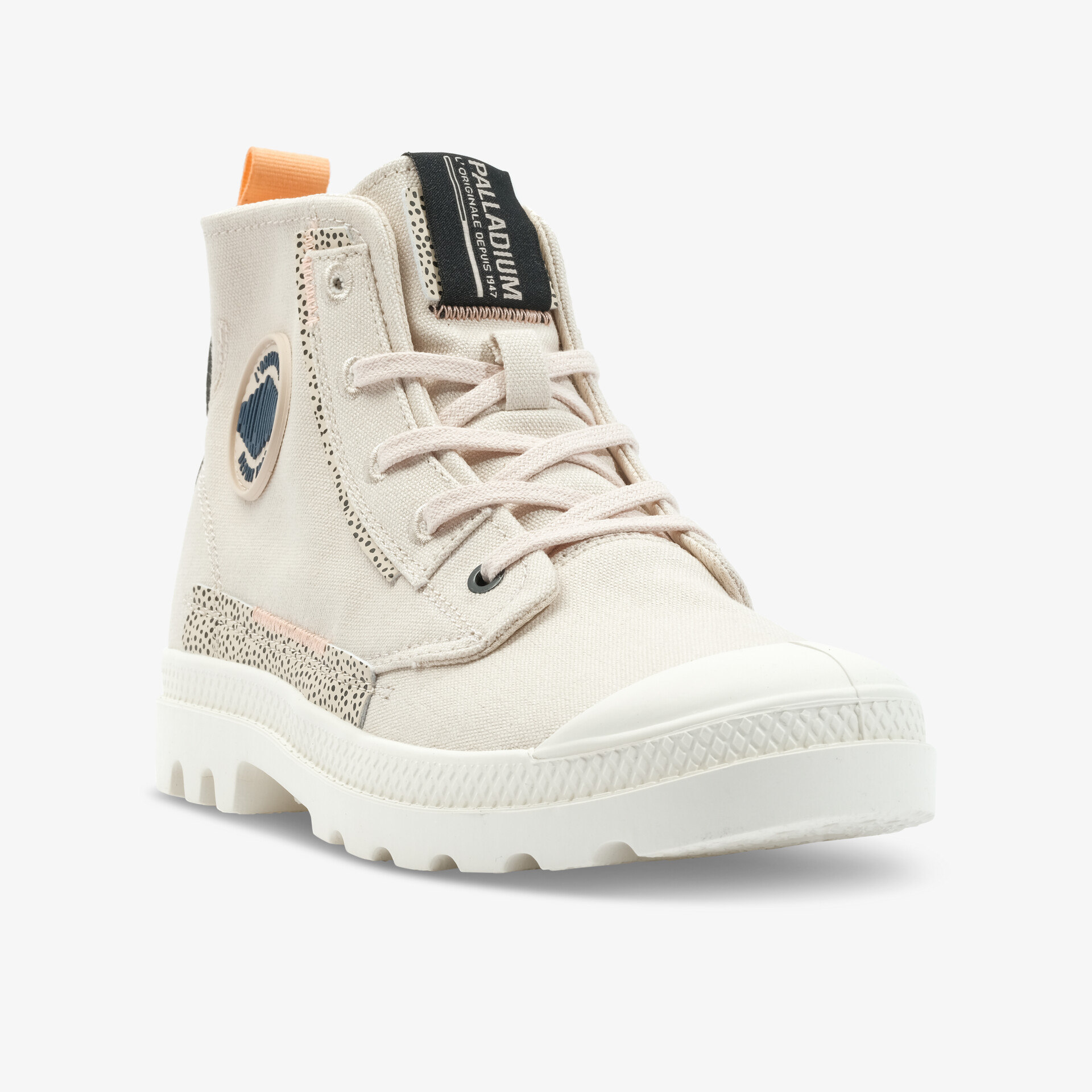 Hochwertiger Schnürstiefel in Weiß mit flexiblem Design und robuster Sohle für urbanen Look und Komfort.