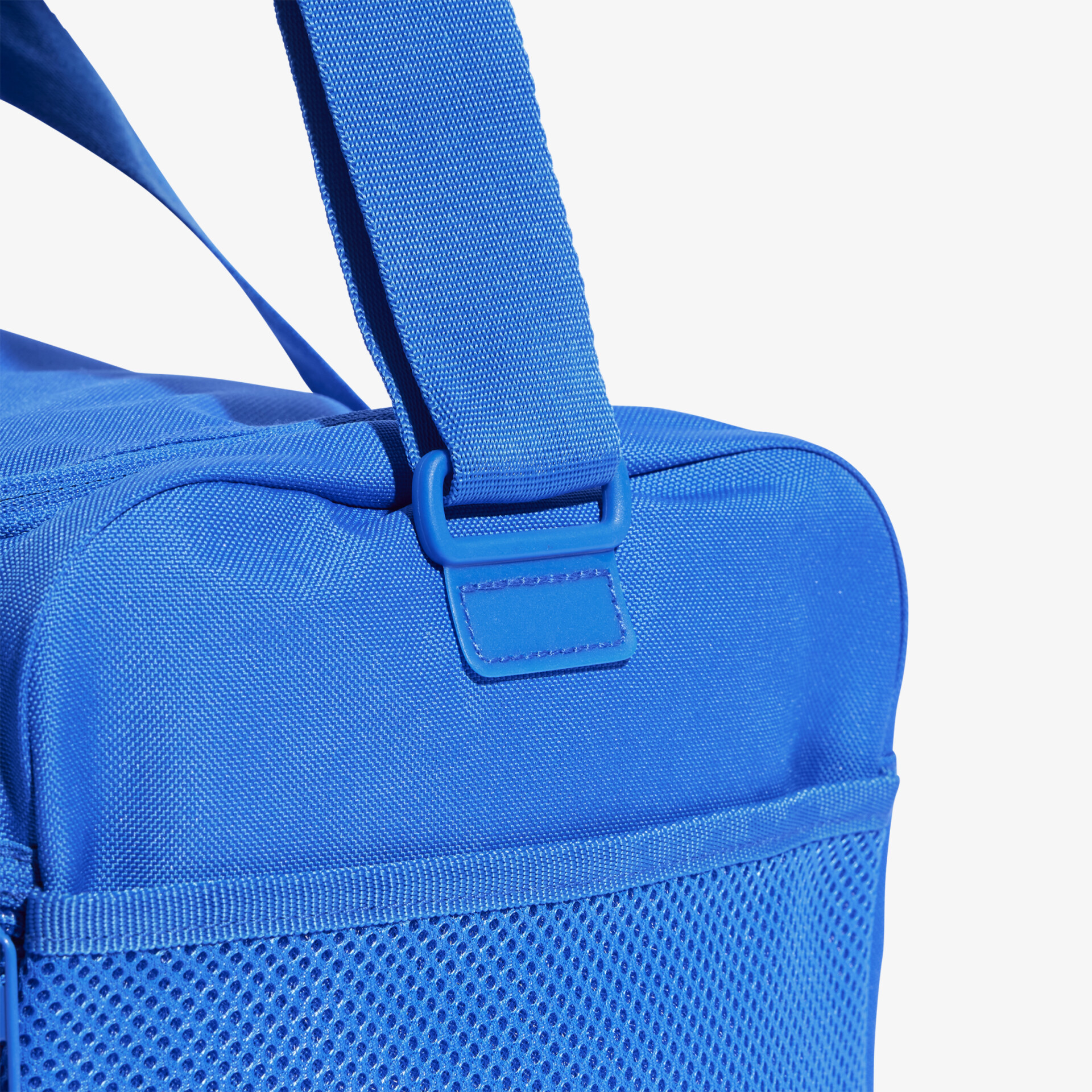 Detailansicht einer blauen Tasche mit verstellbarem Riemen und praktischer Netzseite
