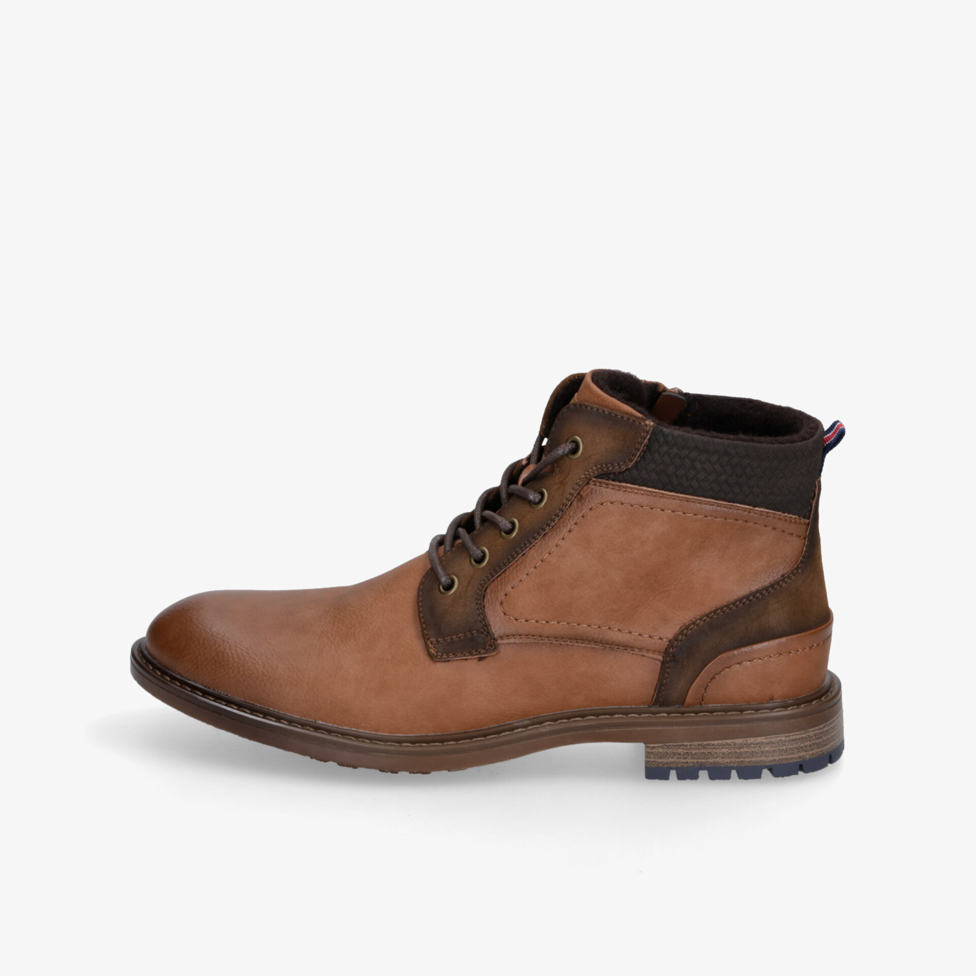 Brauner robuster Lederstiefel mit Schnürung und profilierter Sohle in klarer Seitenansicht